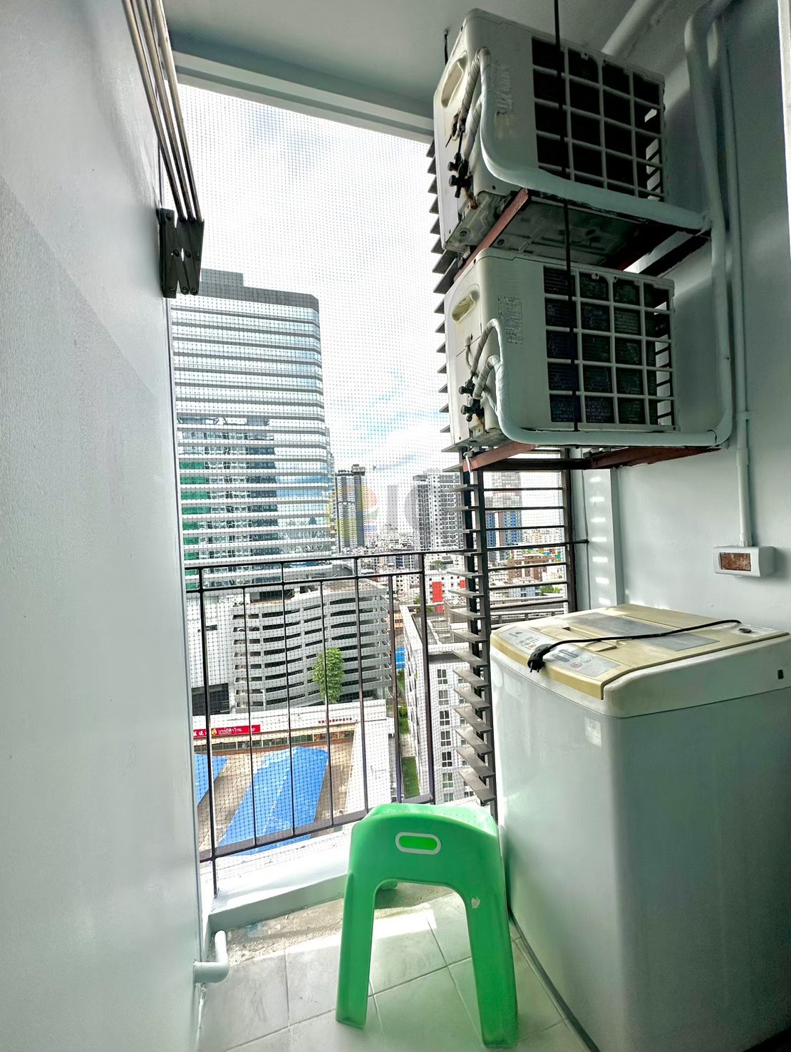 Condo Diamond Ratchada Condo Diamond Ratchada is on the main Ratchada Road, near MRT Huai Khwang. image