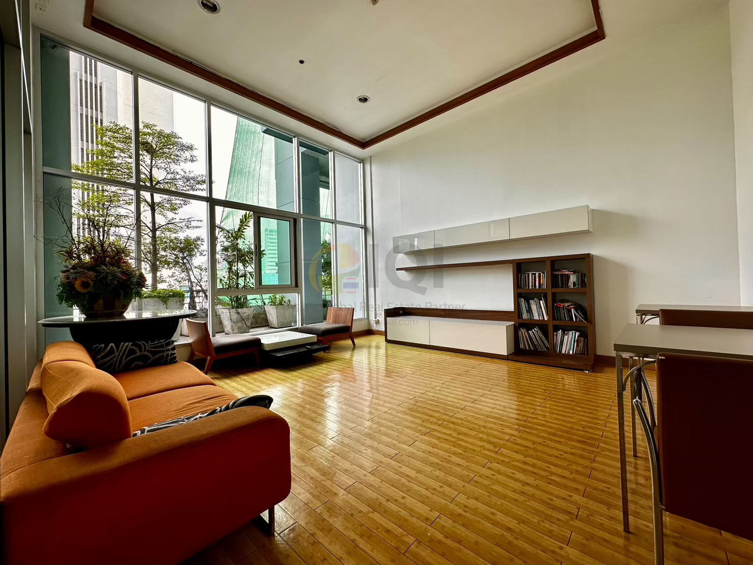 Condo Diamond Ratchada Condo Diamond Ratchada is on the main Ratchada Road, near MRT Huai Khwang. image