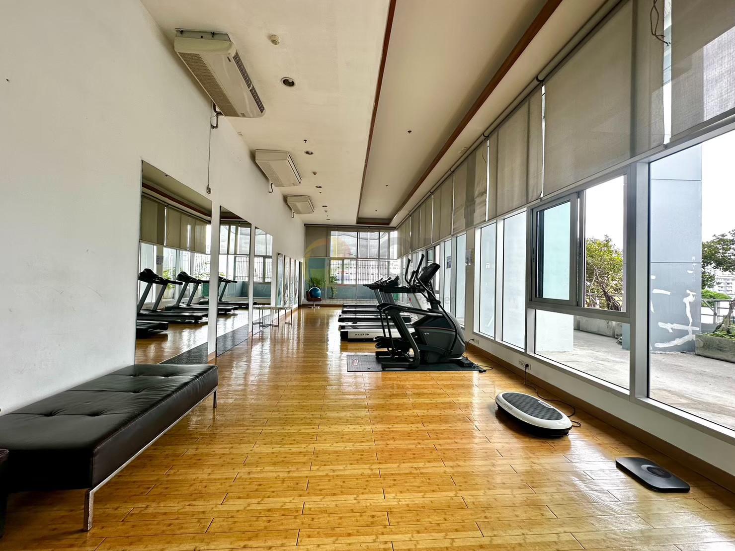 Condo Diamond Ratchada Condo Diamond Ratchada is on the main Ratchada Road, near MRT Huai Khwang. image