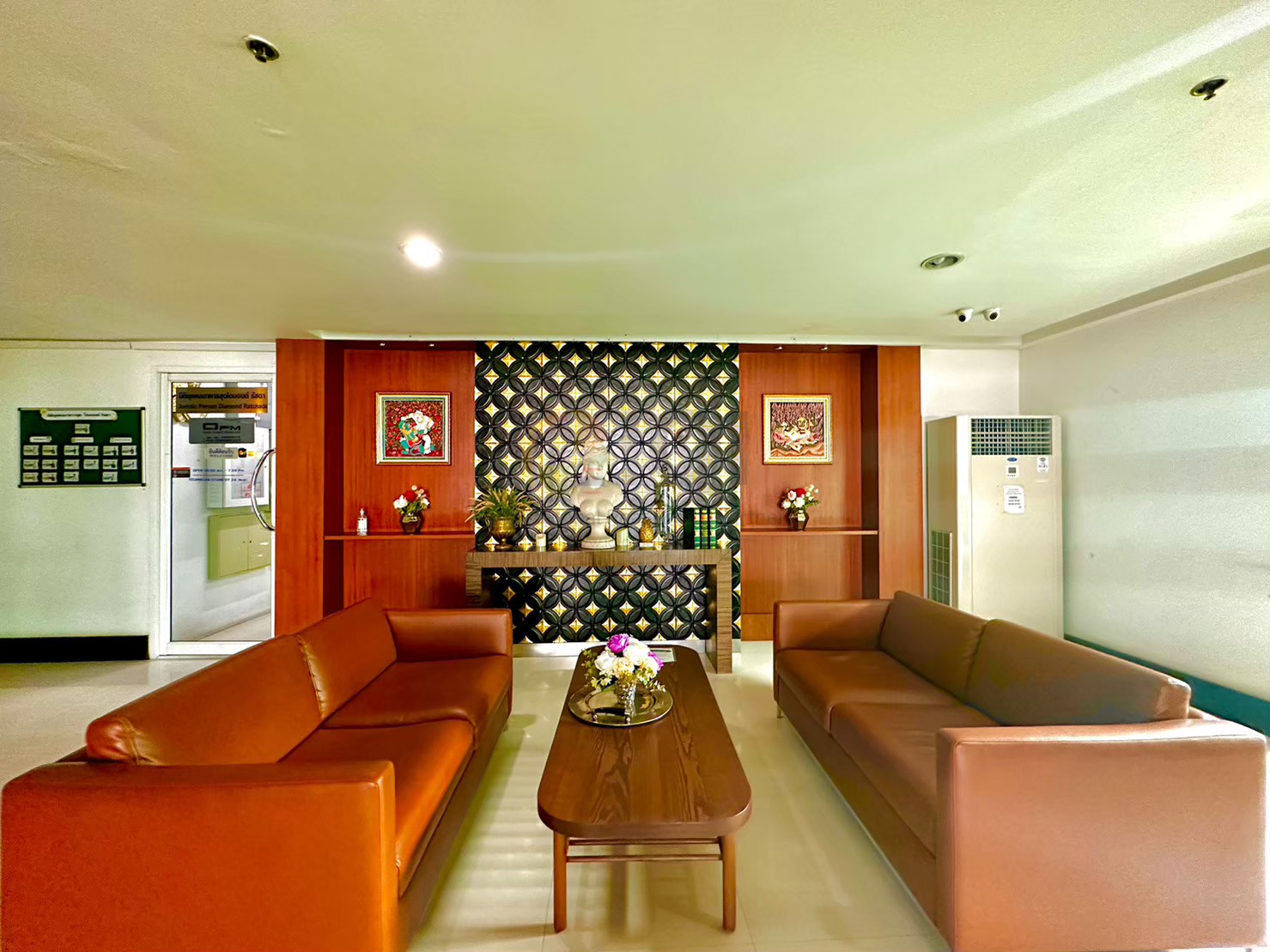 Condo Diamond Ratchada Condo Diamond Ratchada is on the main Ratchada Road, near MRT Huai Khwang. image