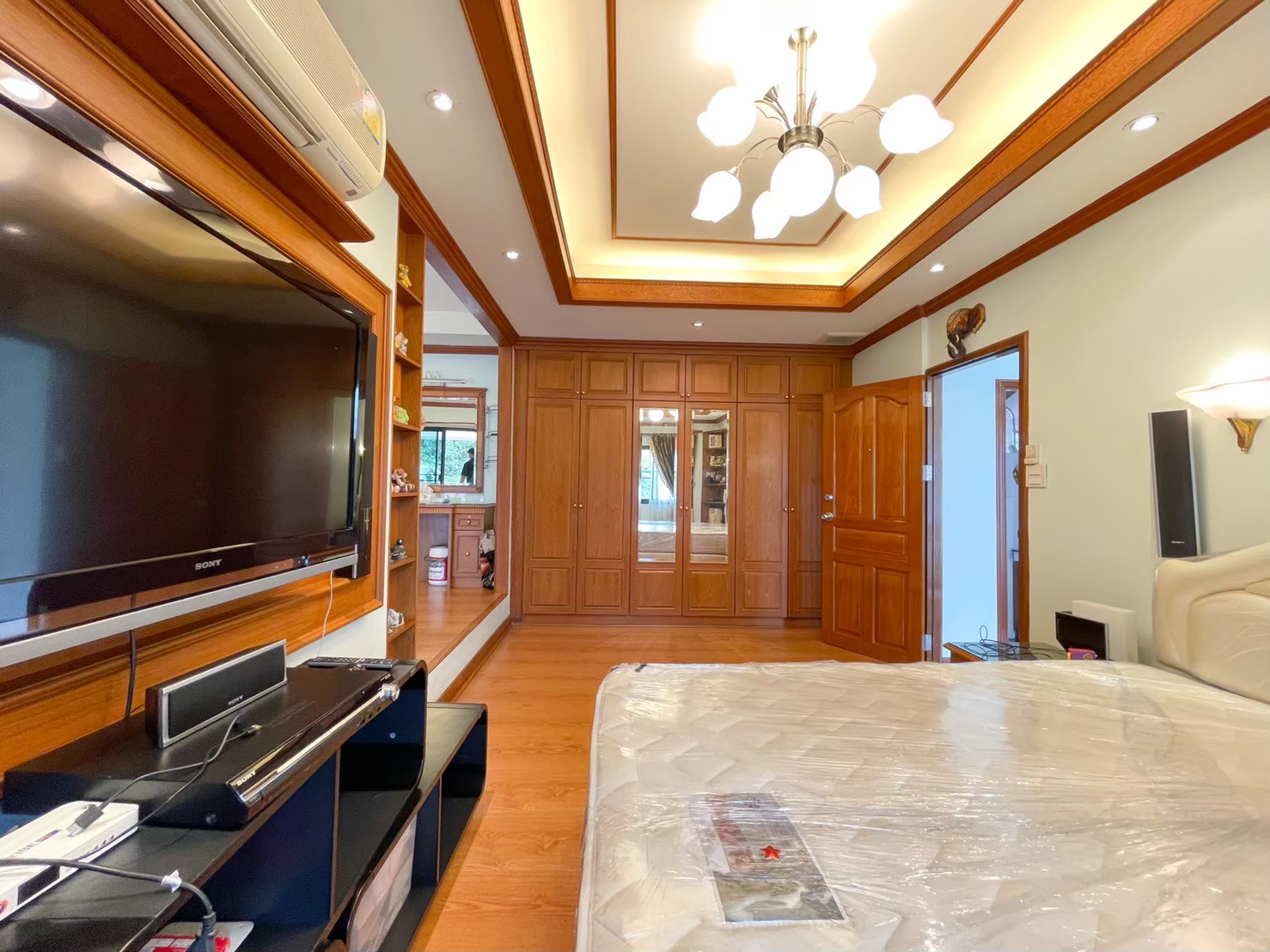 Single house, Soi Sap Bunchai 7, Mueang Samut Pakarn, Samut Prakan Province, 4 and a half storey detached house. image