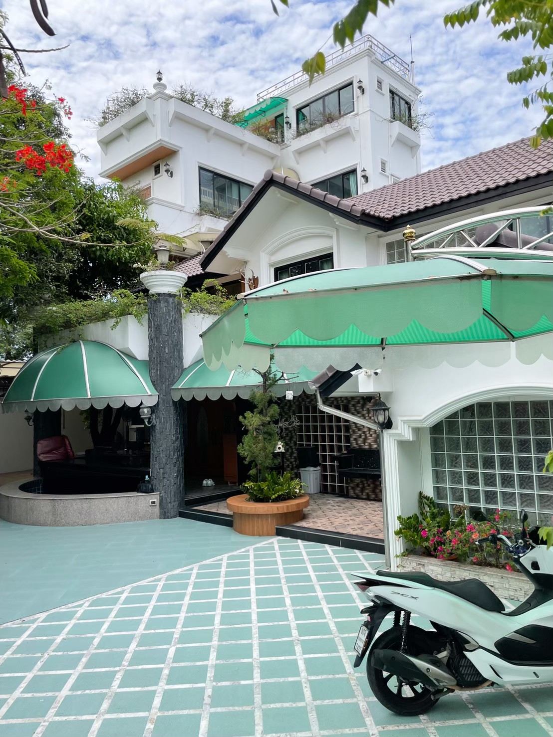 Single house, Soi Sap Bunchai 7, Mueang Samut Pakarn, Samut Prakan Province, 4 and a half storey detached house. image