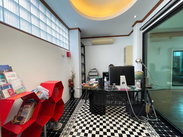 Single house, Soi Sap Bunchai 7, Mueang Samut Pakarn, Samut Prakan Province, 4 and a half storey detached house. image