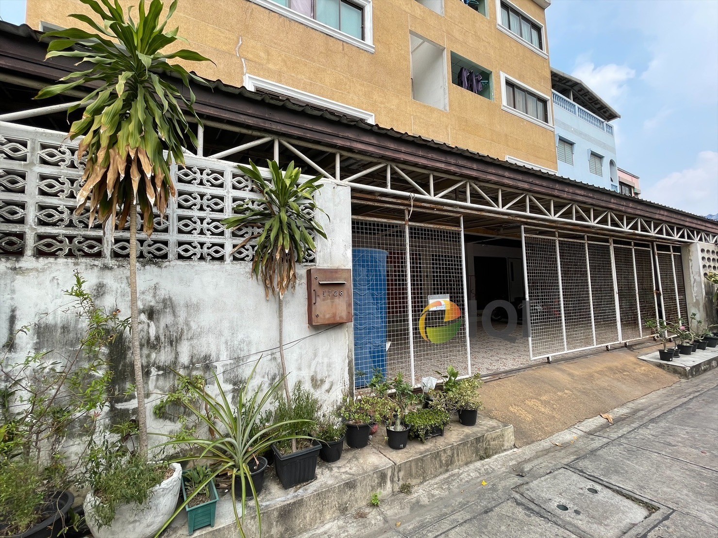 Apartment for sale in Soi Thetsaban Bang Pu 43,  from the BTS sai luad station only 200 meters image