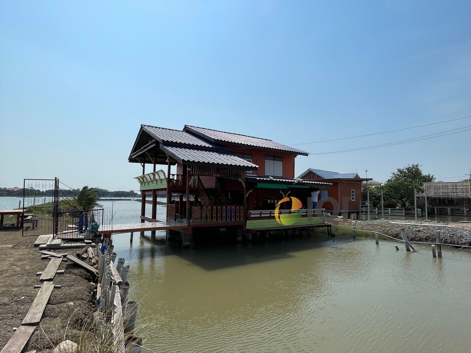 Land for sale with building It is a vacation home with a sea bass pond around the house.  For sale 7,000,000 baht Phra Samut Chedi District Samut Prakan Province image