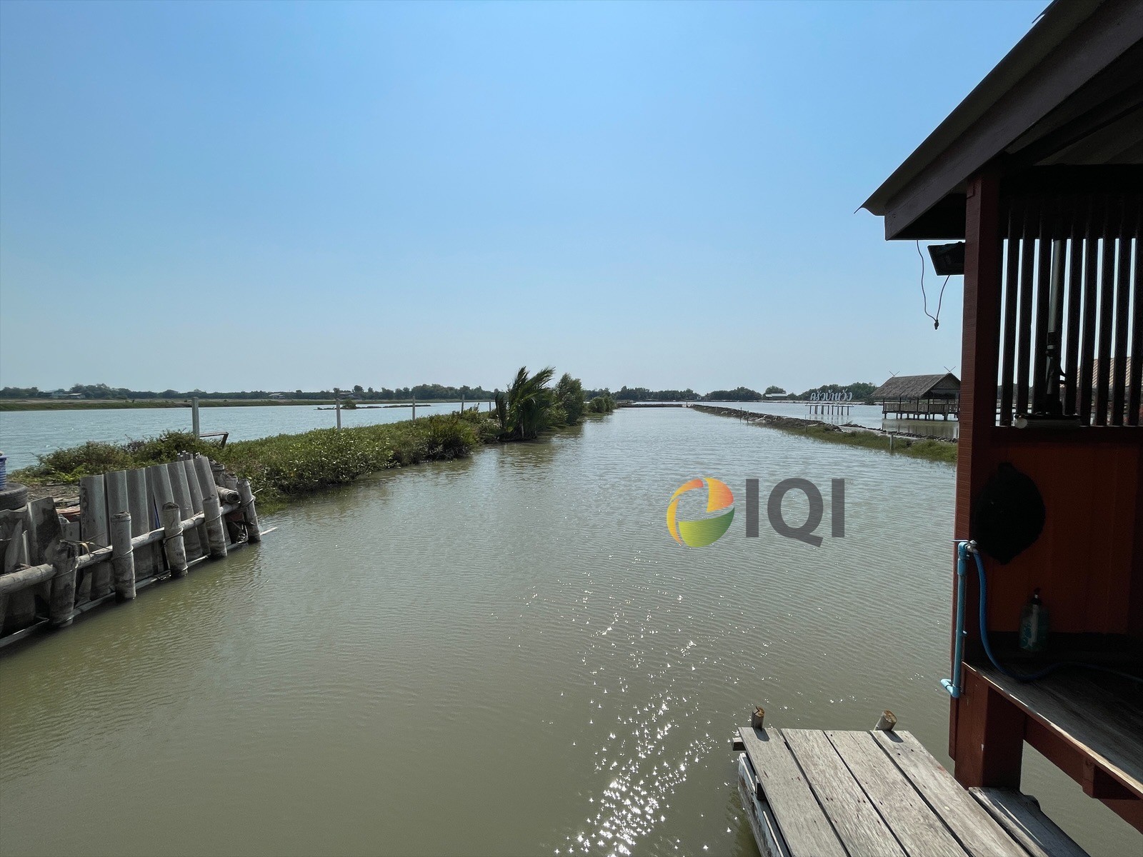 Land for sale with building It is a vacation home with a sea bass pond around the house.  For sale 7,000,000 baht Phra Samut Chedi District Samut Prakan Province image