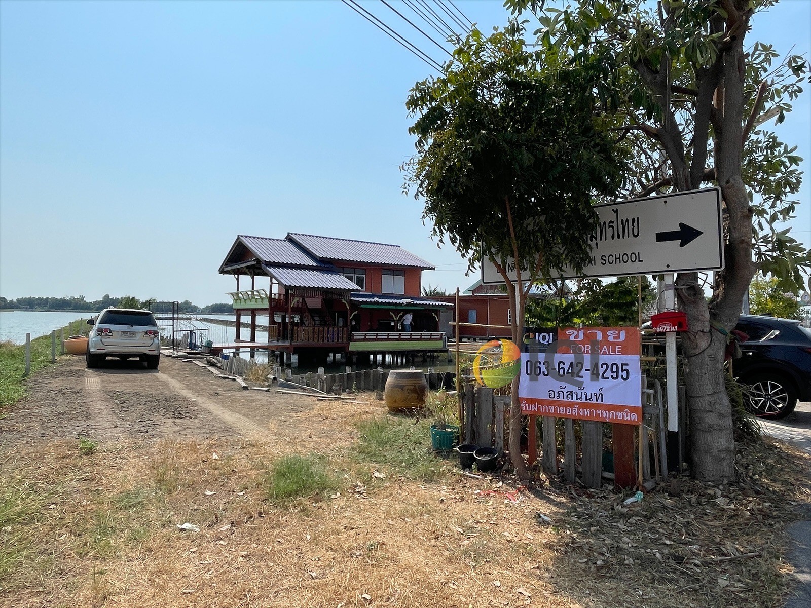 Land for sale with building It is a vacation home with a sea bass pond around the house.  For sale 7,000,000 baht Phra Samut Chedi District Samut Prakan Province image