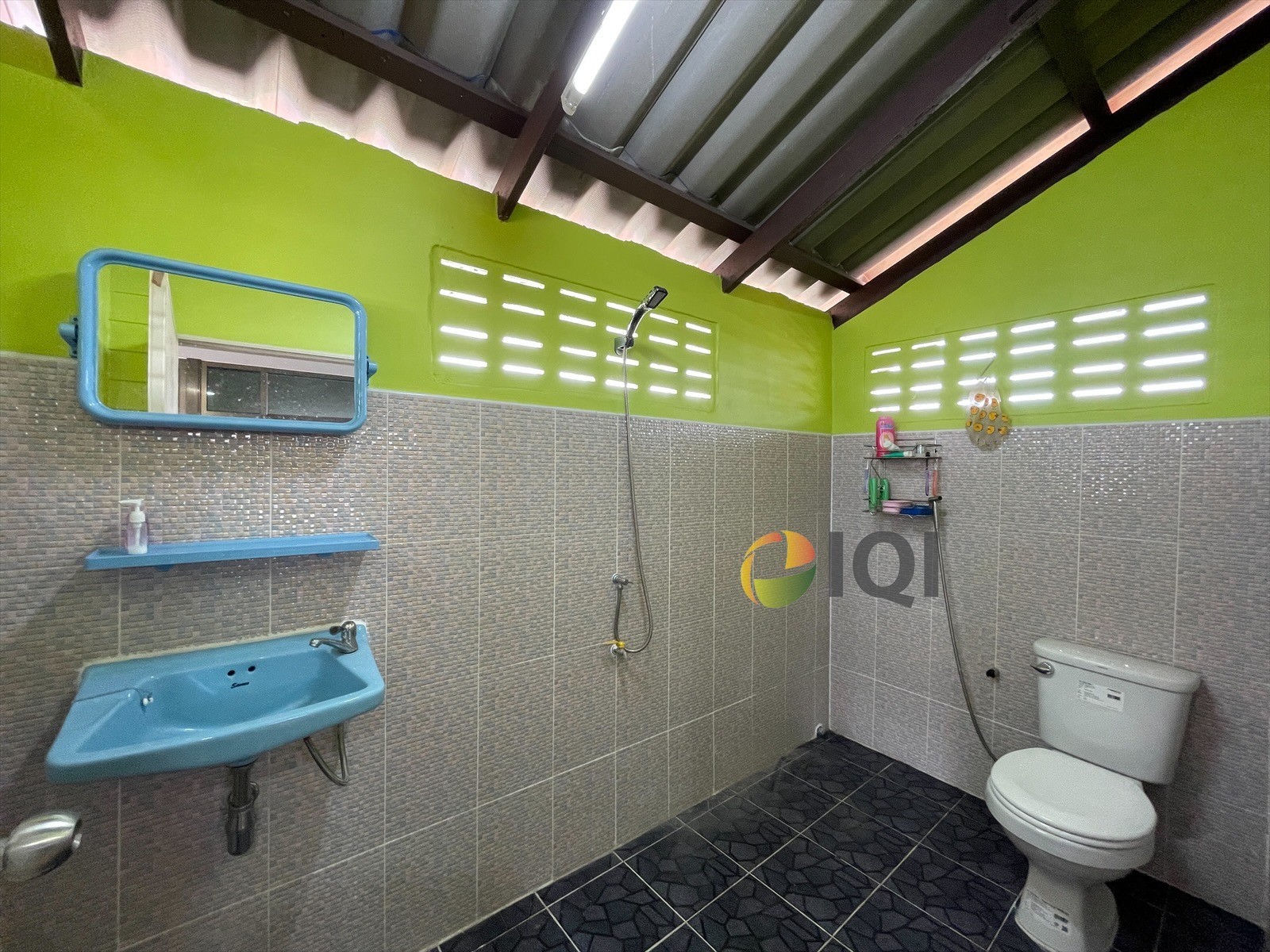 Land for sale with building It is a vacation home with a sea bass pond around the house.  For sale 7,000,000 baht Phra Samut Chedi District Samut Prakan Province image