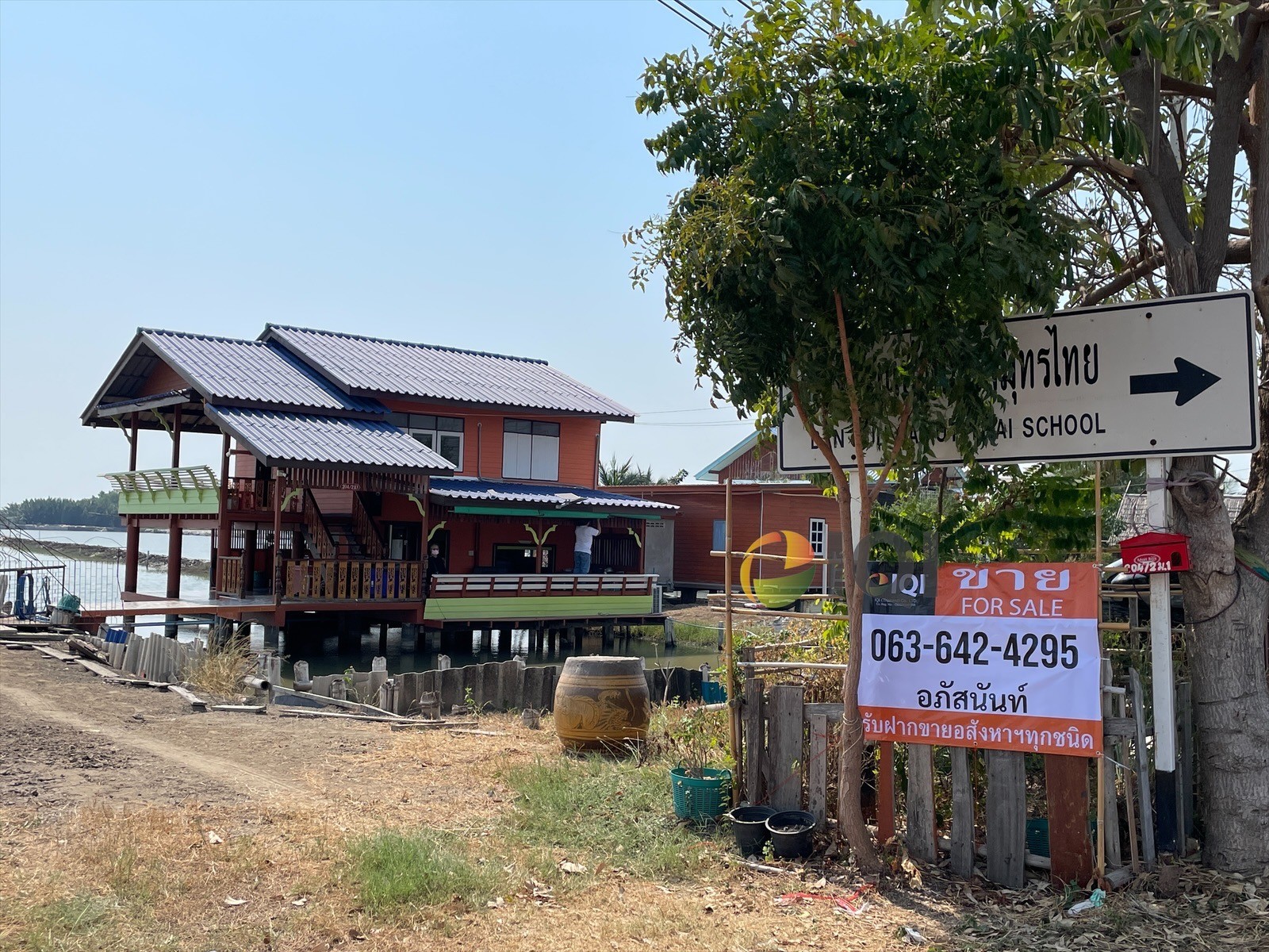Land for sale with building It is a vacation home with a sea bass pond around the house.  For sale 7,000,000 baht Phra Samut Chedi District Samut Prakan Province image
