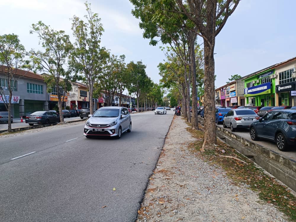 Facing Main Road Double Storey Shop Lot Taman Tasik Utama for Sale image