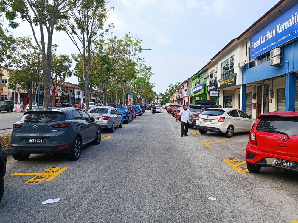 Facing Main Road Double Storey Shop Lot Taman Tasik Utama for Sale image