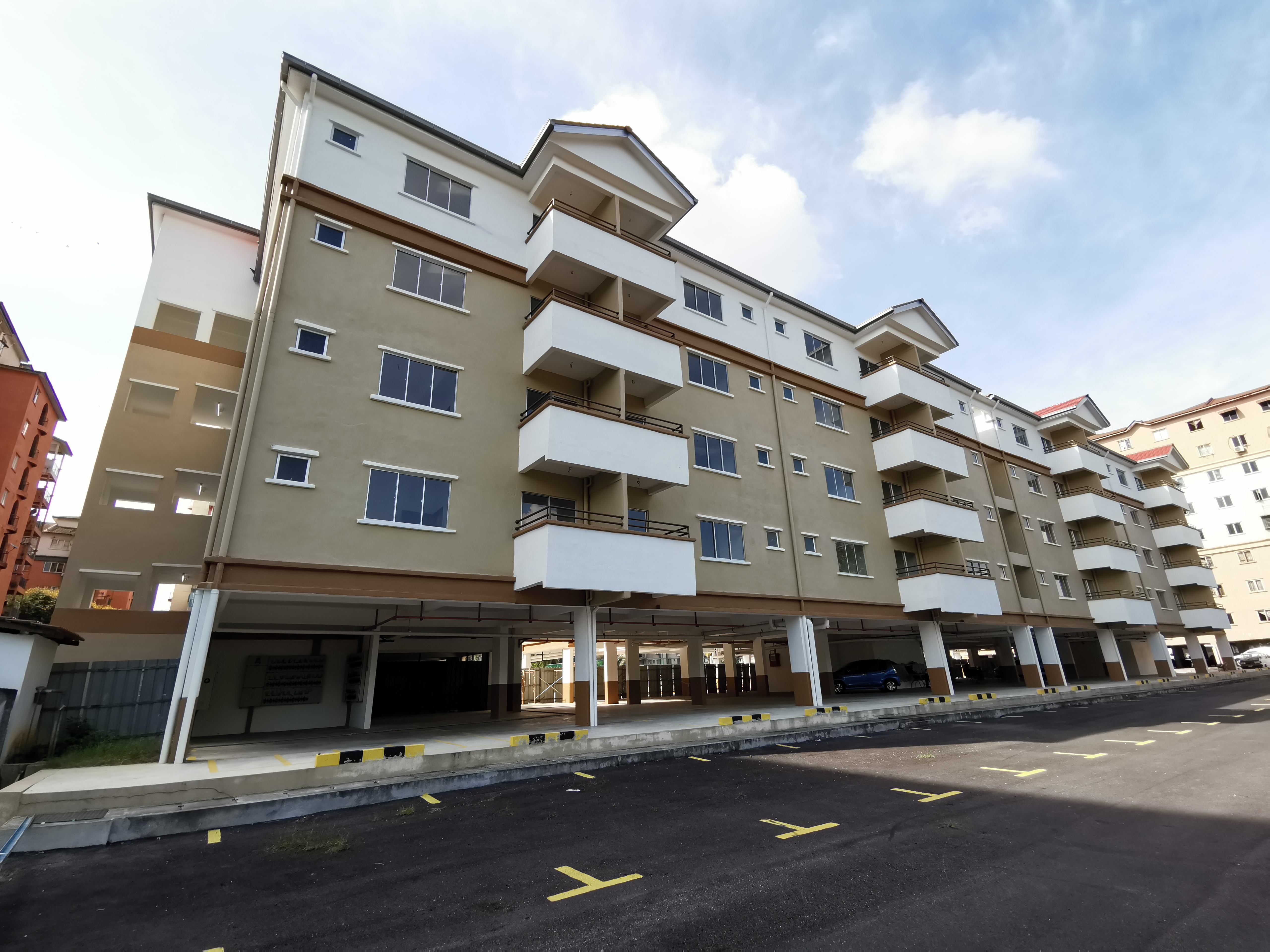 Golden Villa Apartment image