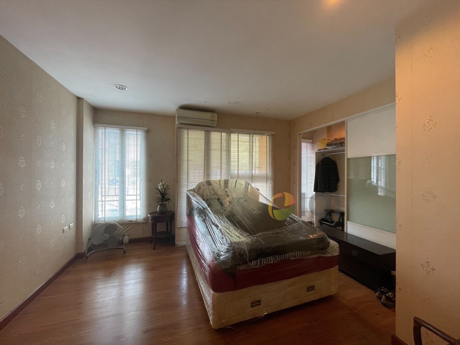 For sale Baan Klang Muang British Town Srinakarin  image