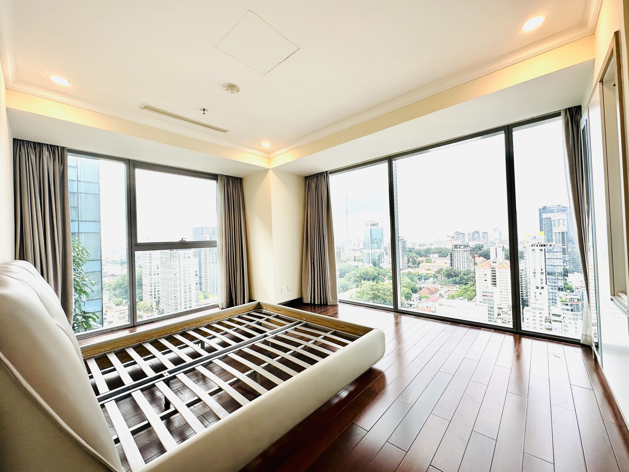 VINCOM ĐỒNG KHỞI, District 1, 4 bedrooms, Fully Finished image