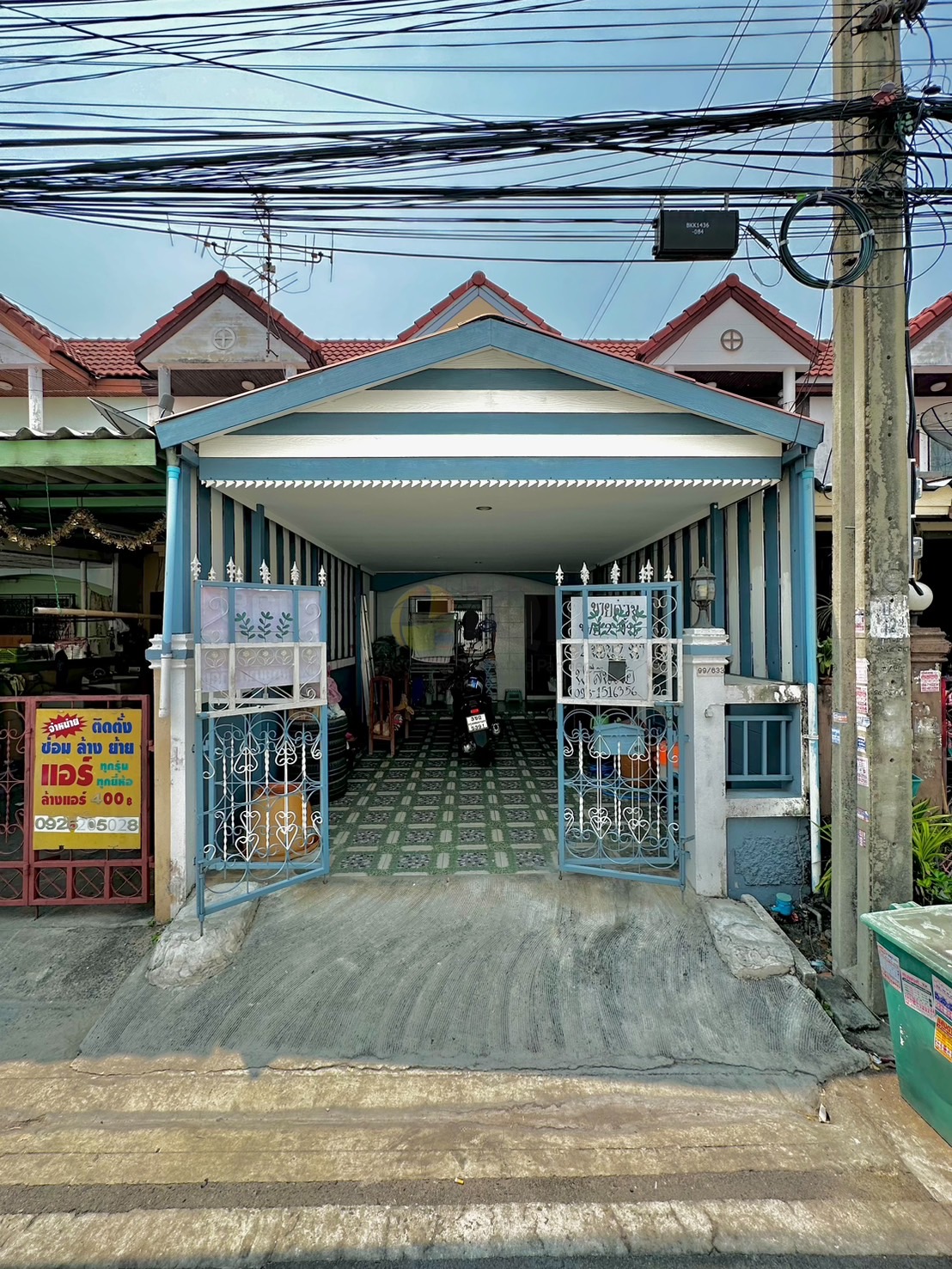 Townhouse for sale Sap Din Thong Theparak Village image