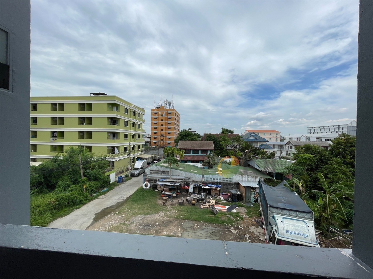 Apartment in Soi Bearing, 4 floors, Sukhumvit Road 107 image