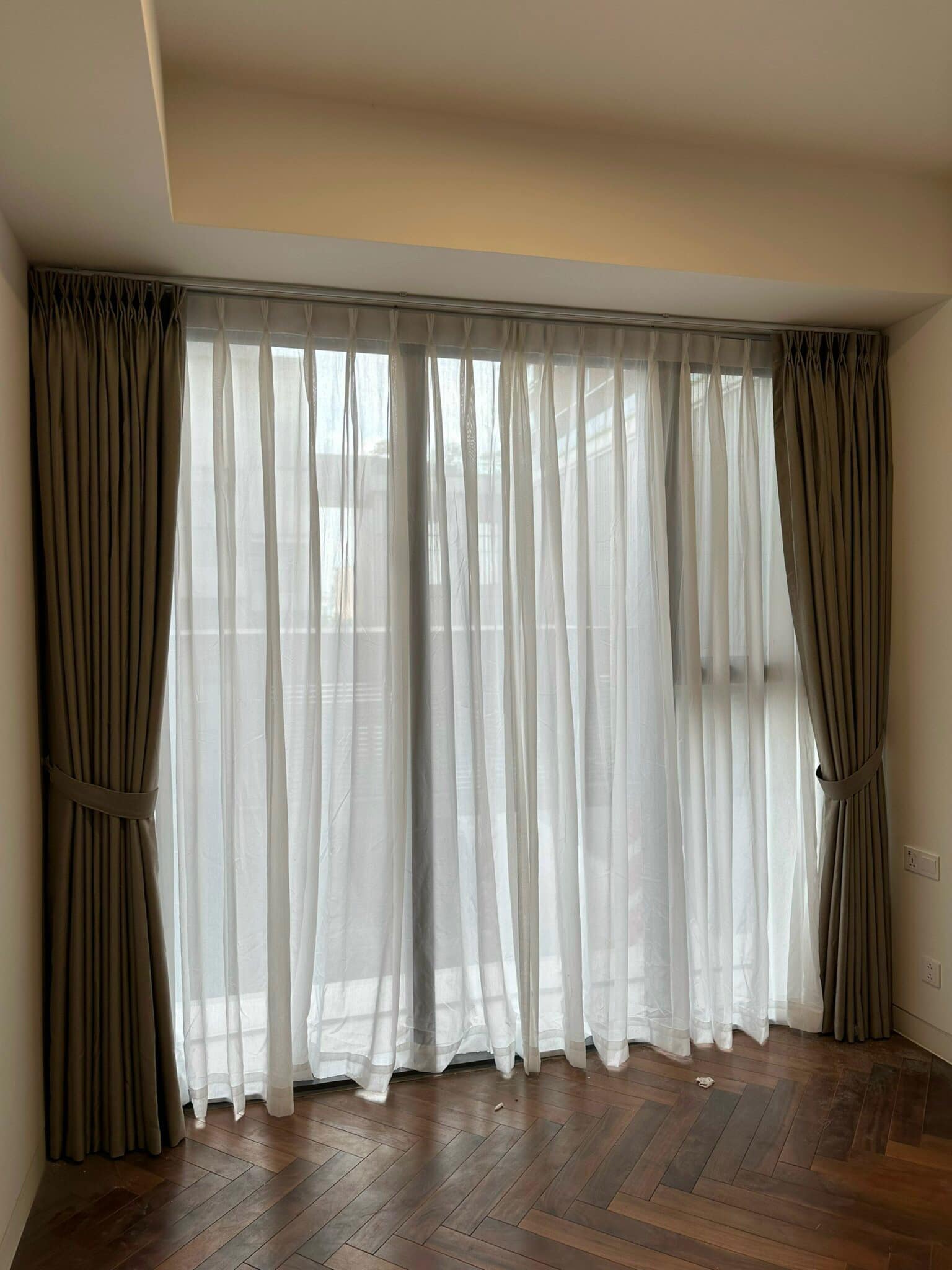 Cove Empire City, District 2, 3 Bedroom, Empty Furnished image