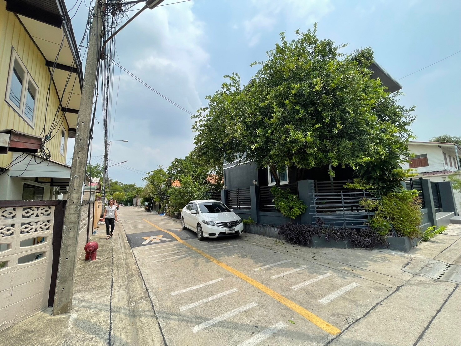  Land for sale in Don Mueang, size 50 square wah, Soi Saranakom 25, Intersection 3 (Soi Muban Pincharoen 1), suitable for building a house, cafe, and more. image