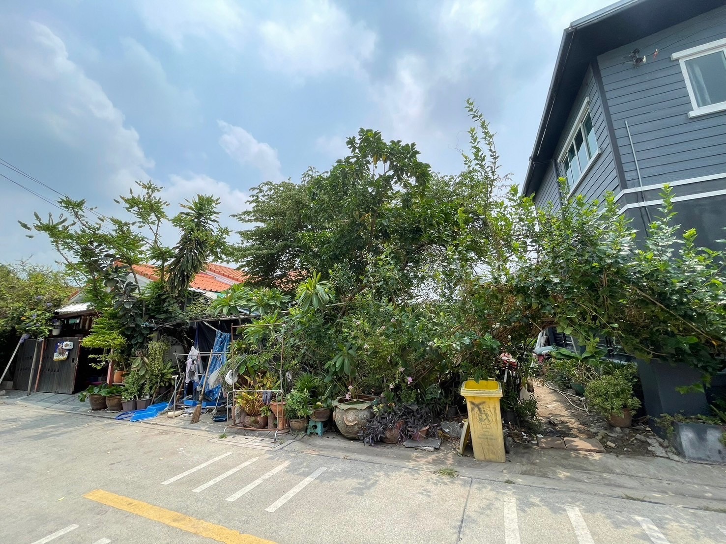  Land for sale in Don Mueang, size 50 square wah, Soi Saranakom 25, Intersection 3 (Soi Muban Pincharoen 1), suitable for building a house, cafe, and more. image
