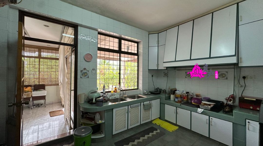 TAMAN WIJAYA PARK Menggatal Hill Park image