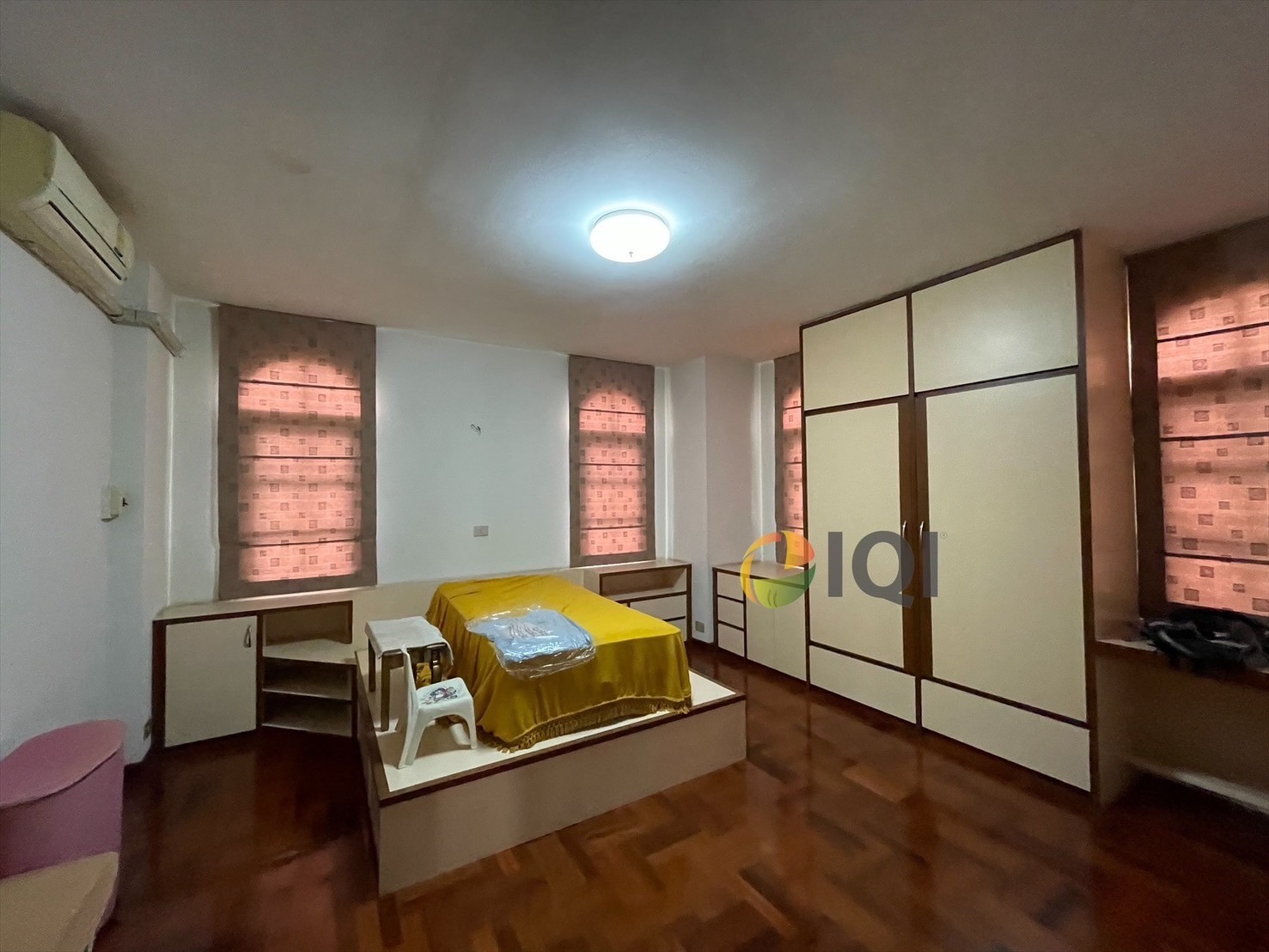 Land for sale with buildings, office buildings and houses on Senanikhom 1 Road image