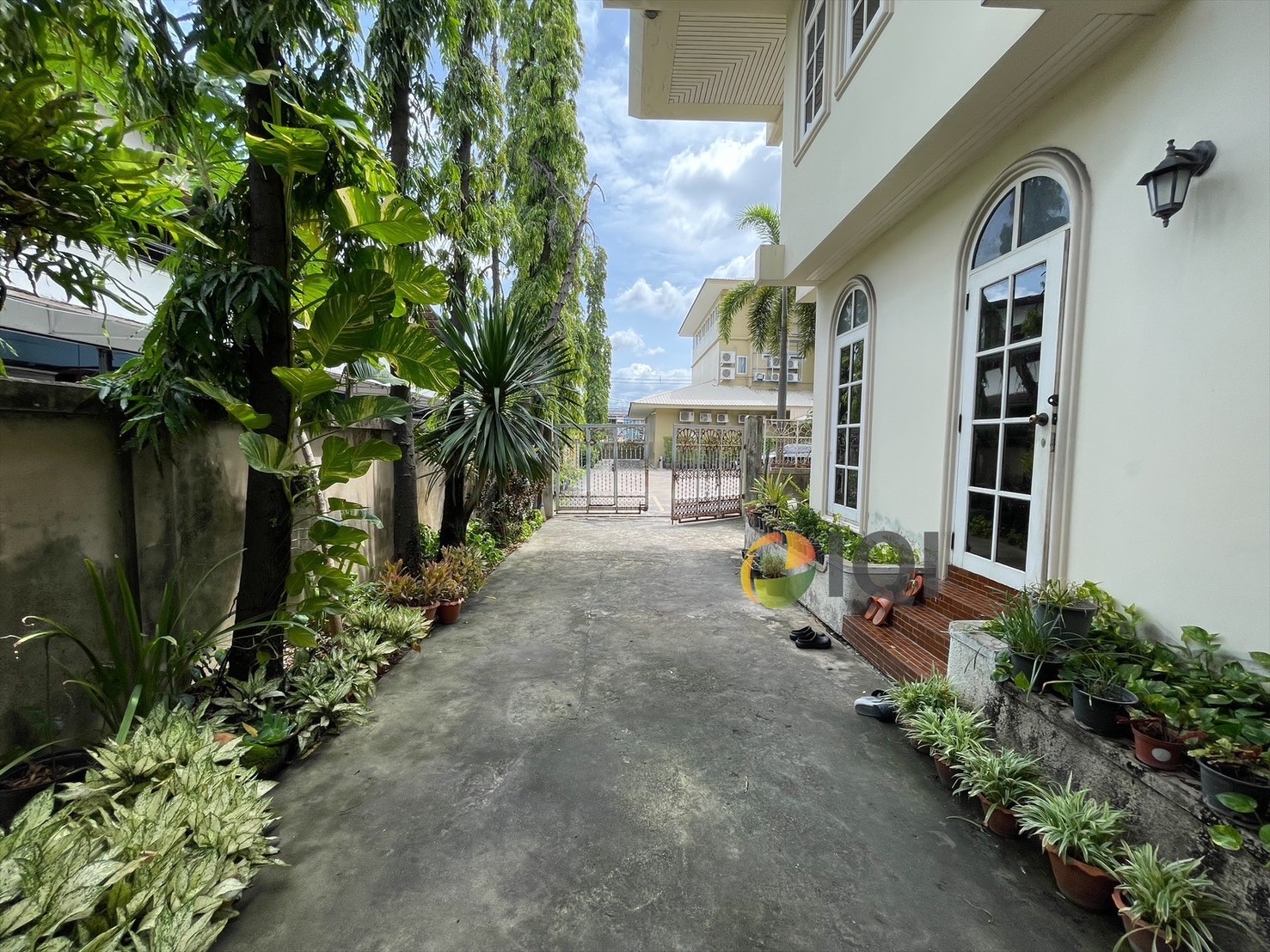 Land for sale with buildings, office buildings and houses on Senanikhom 1 Road image