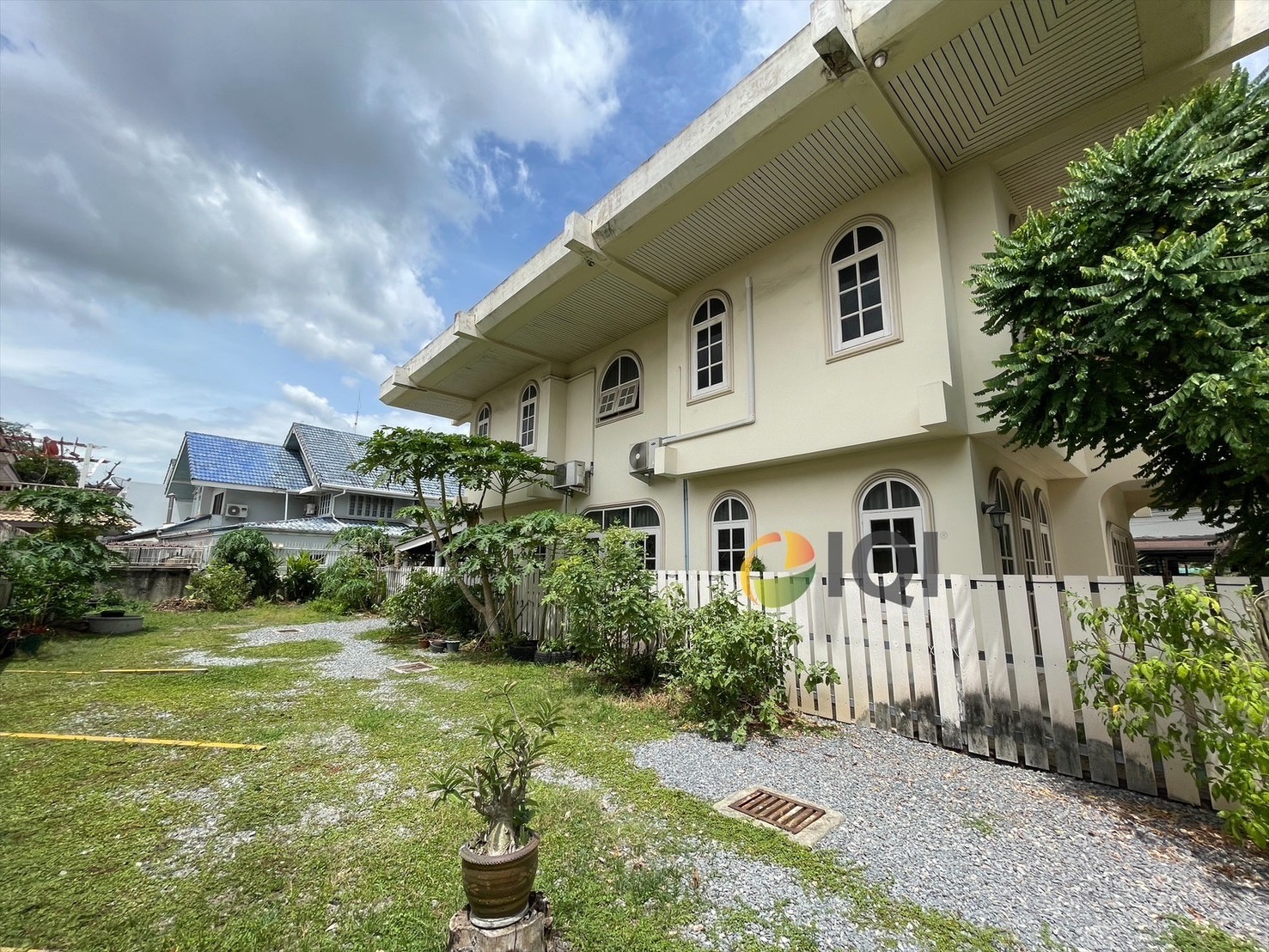 Land for sale with buildings, office buildings and houses on Senanikhom 1 Road image