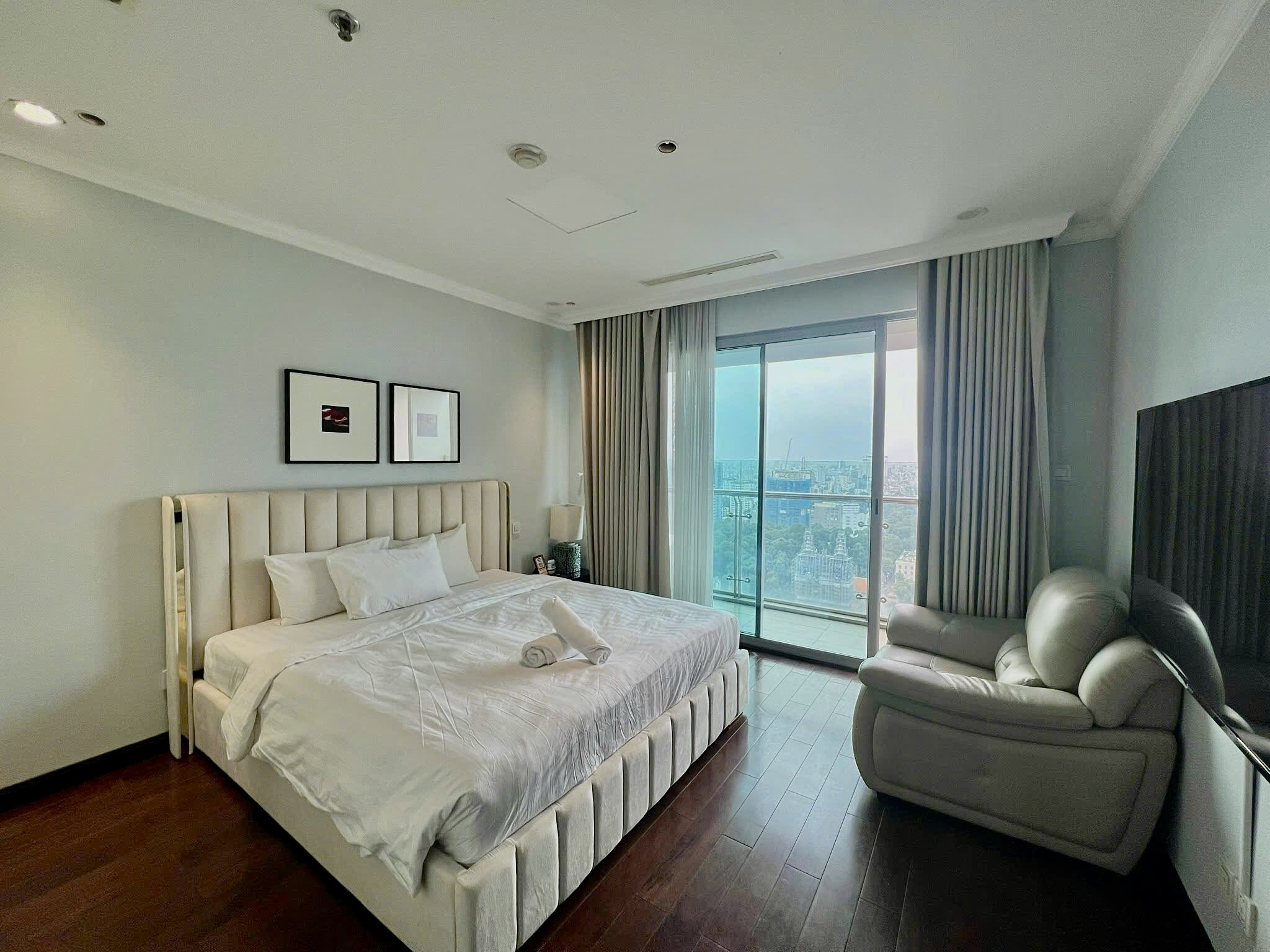 VINCOM DONG KHOI, DISTRICT 1, 3 BEDROOMS, FULLY FURNISHED image