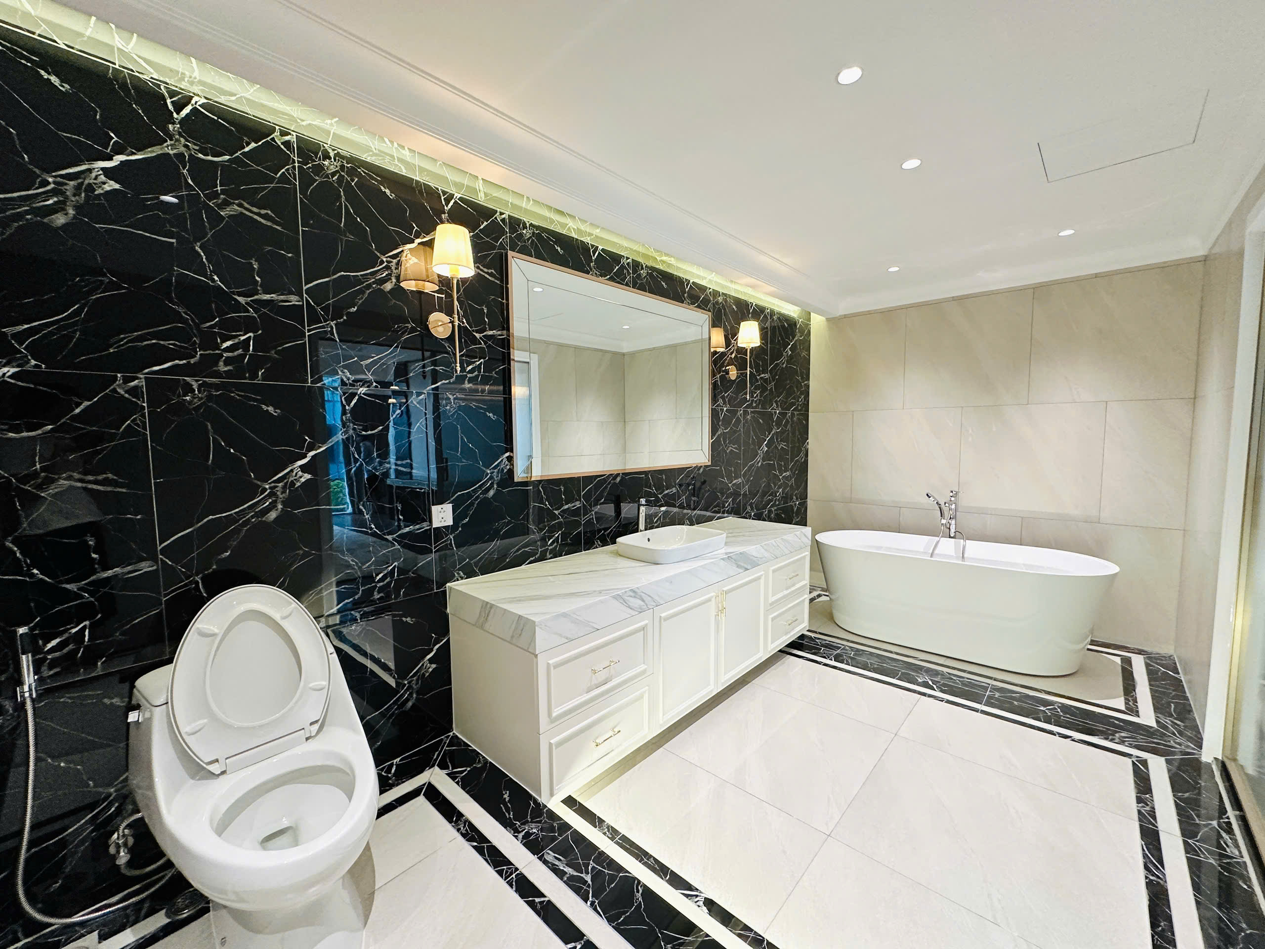 VINCOM DONG KHOI, DISTRICT 1, 3 BEDROOMS, FULLY FURNISHED image