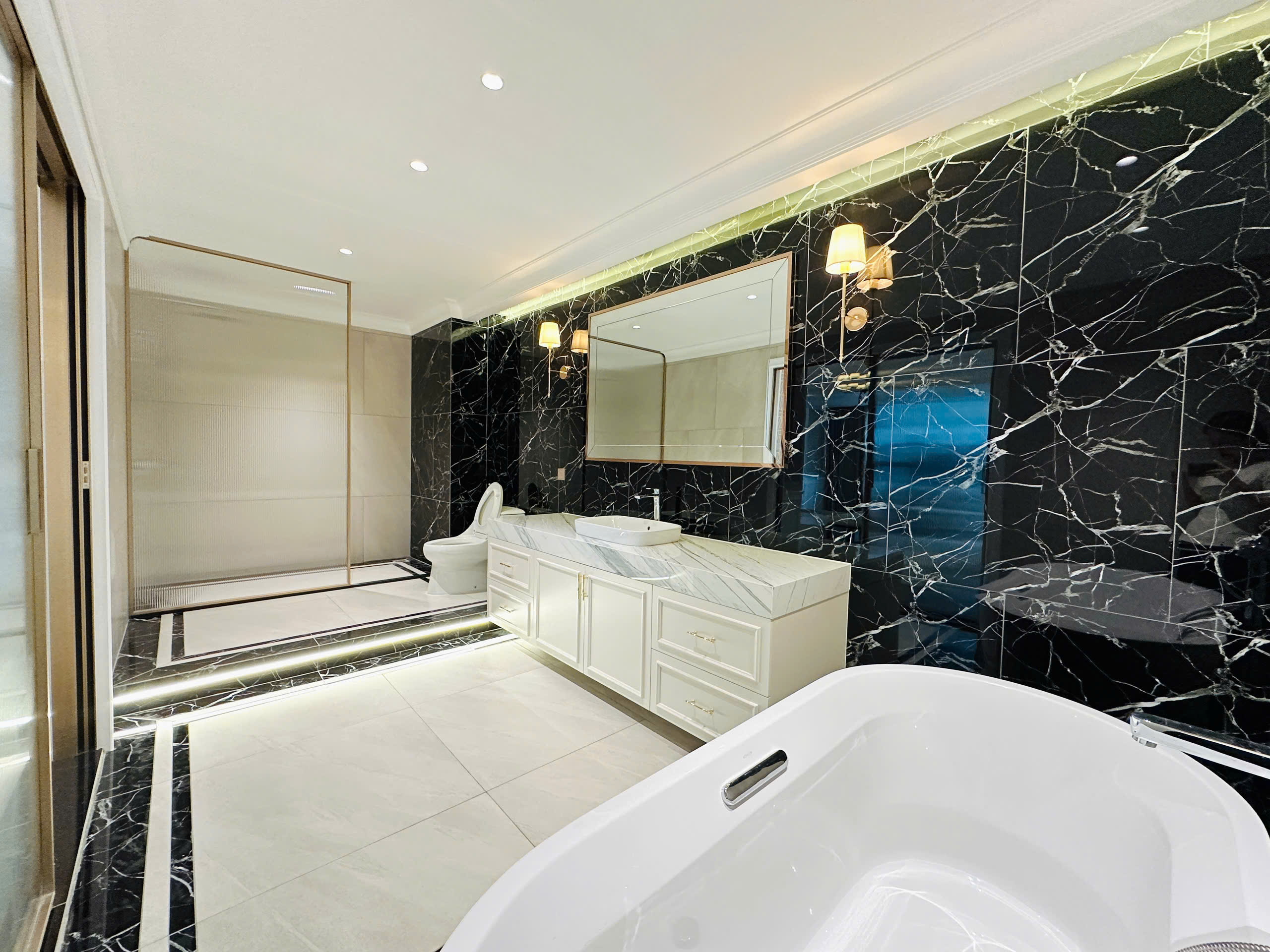 VINCOM DONG KHOI, DISTRICT 1, 3 BEDROOMS, FULLY FURNISHED image
