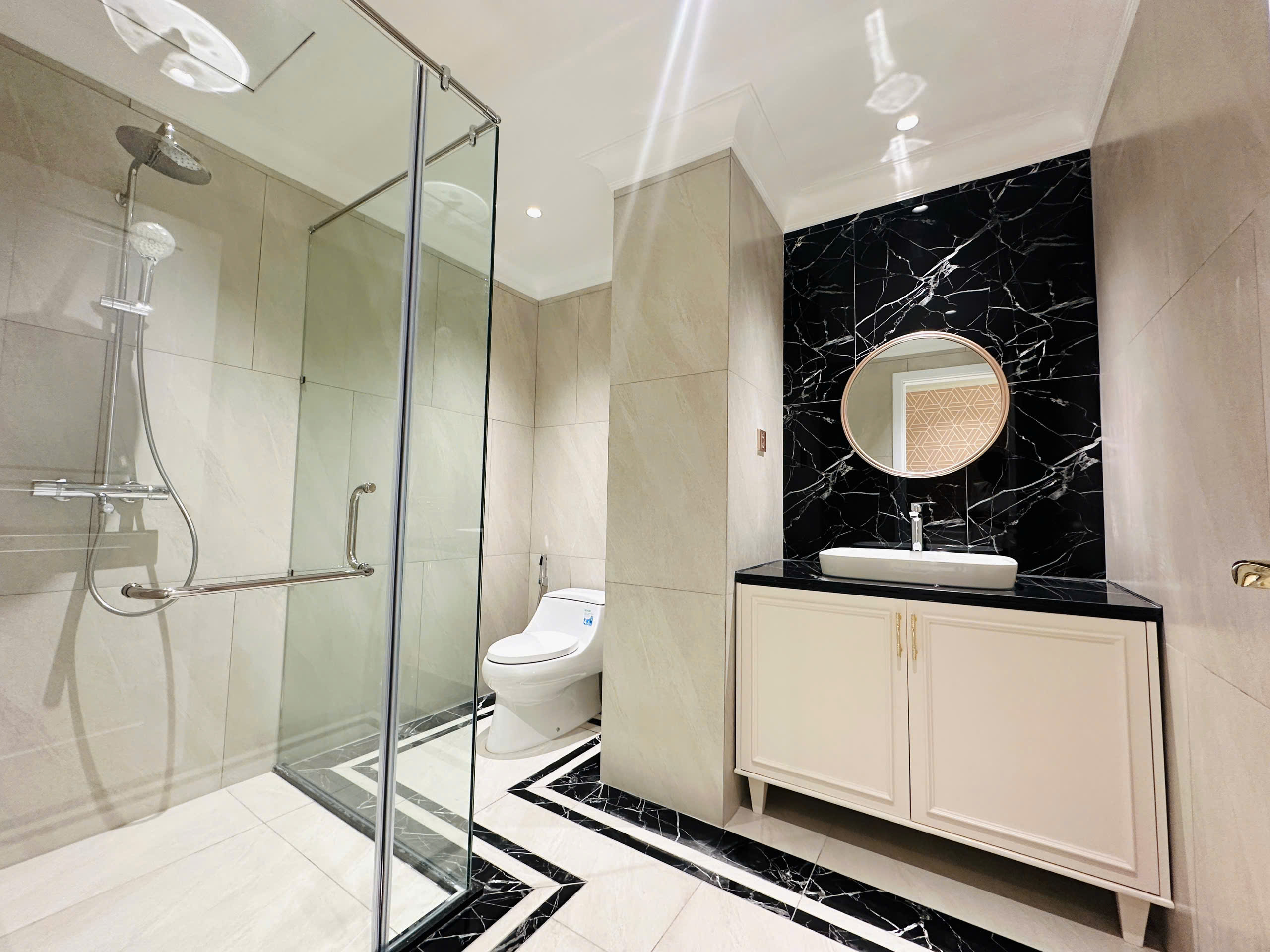 VINCOM DONG KHOI, DISTRICT 1, 3 BEDROOMS, FULLY FURNISHED image