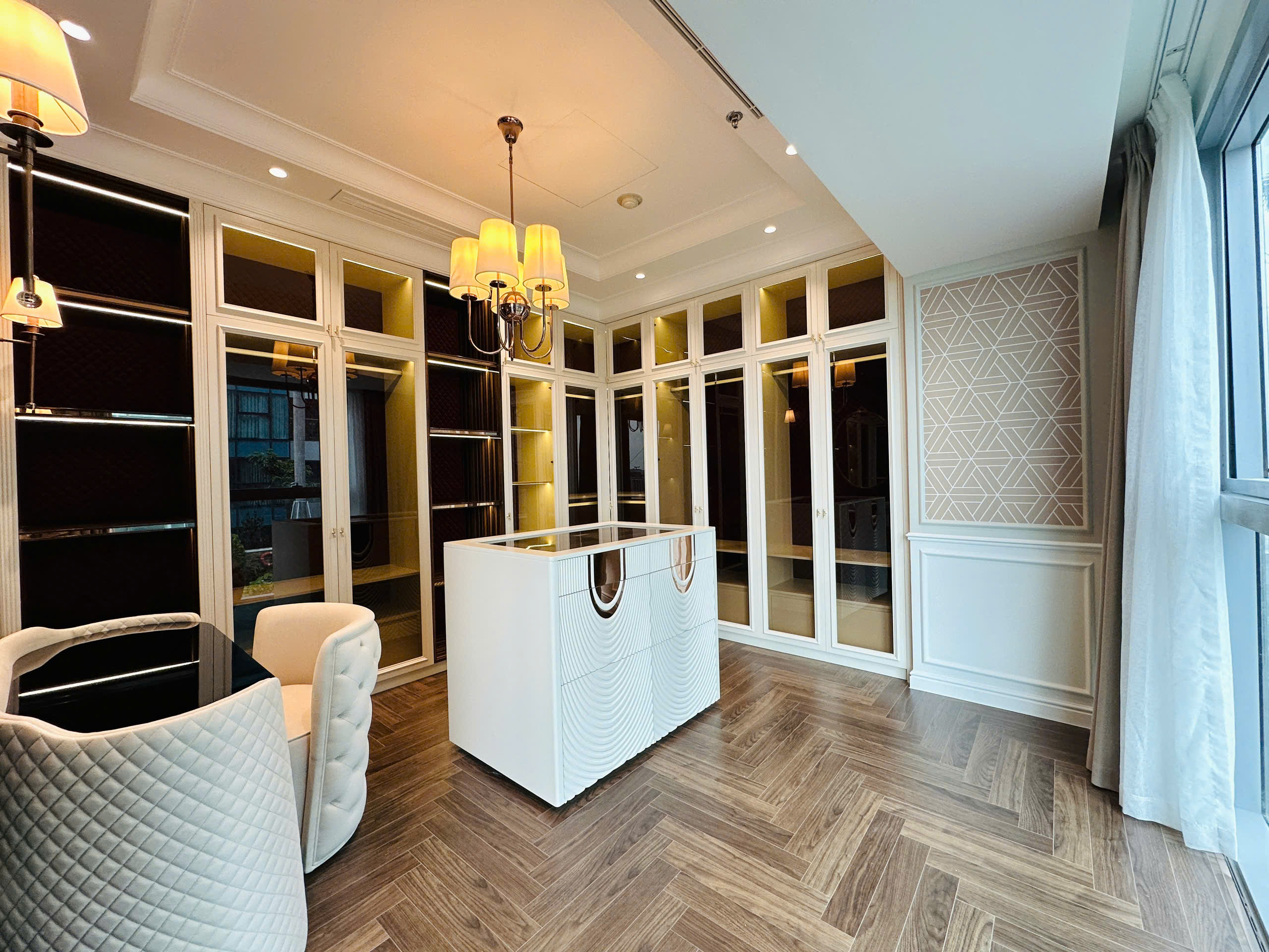 VINCOM DONG KHOI, DISTRICT 1, 3 BEDROOMS, FULLY FURNISHED image