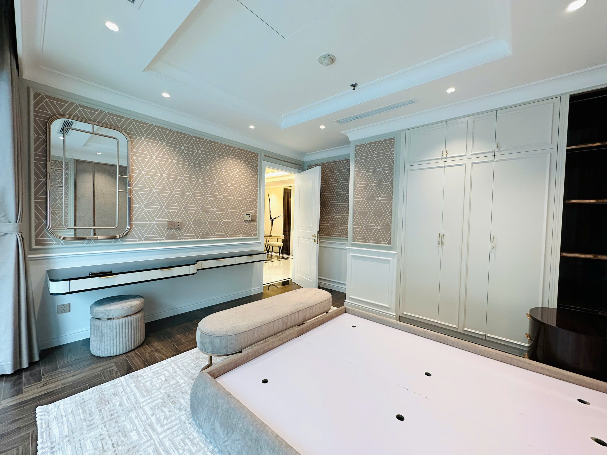 VINCOM DONG KHOI, DISTRICT 1, 3 BEDROOMS, FULLY FURNISHED image