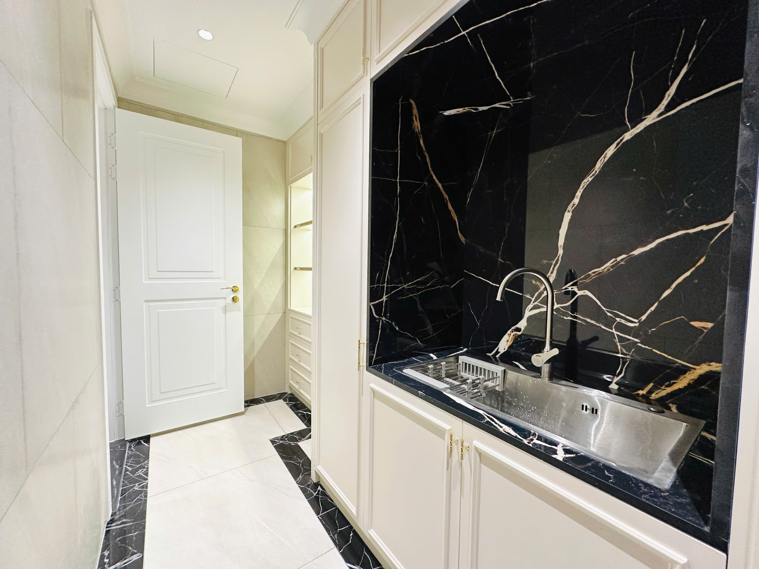 VINCOM DONG KHOI, DISTRICT 1, 3 BEDROOMS, FULLY FURNISHED image