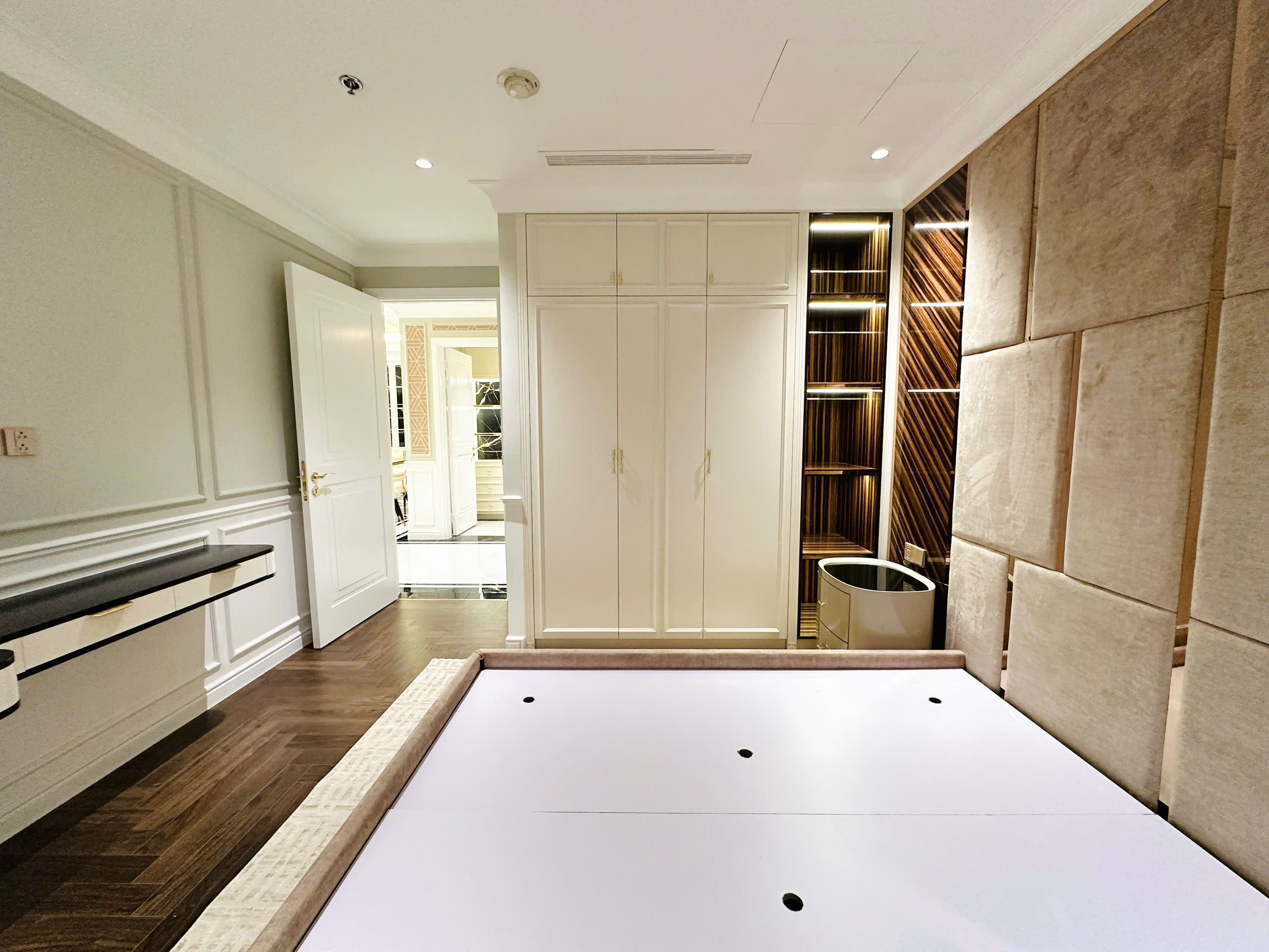 VINCOM DONG KHOI, DISTRICT 1, 3 BEDROOMS, FULLY FURNISHED image