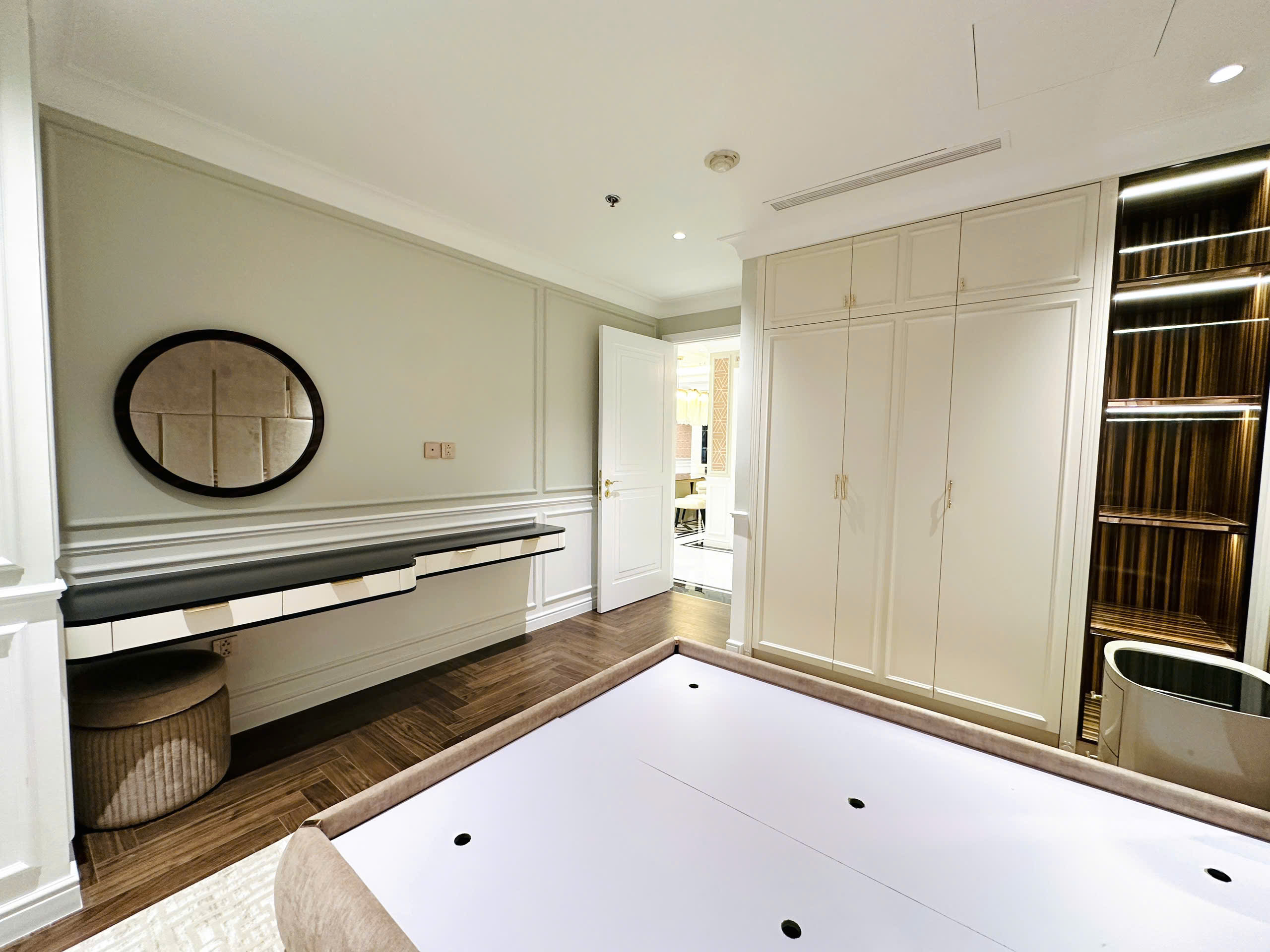 VINCOM DONG KHOI, DISTRICT 1, 3 BEDROOMS, FULLY FURNISHED image