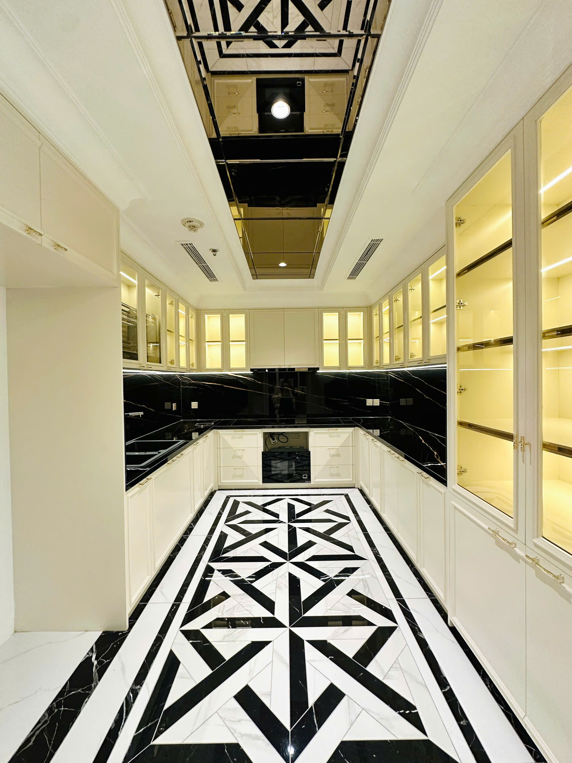 VINCOM DONG KHOI, DISTRICT 1, 3 BEDROOMS, FULLY FURNISHED image