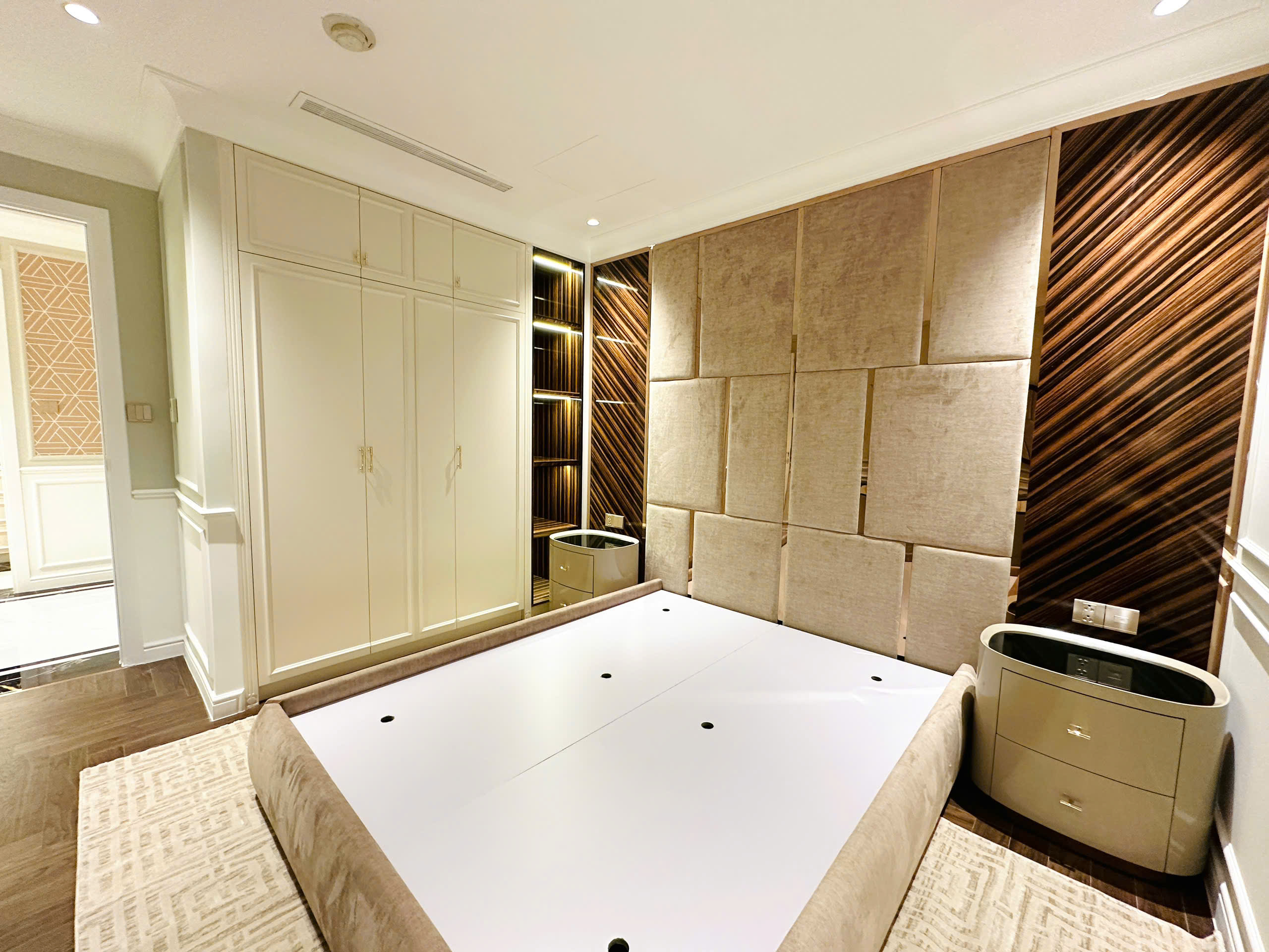 VINCOM DONG KHOI, DISTRICT 1, 3 BEDROOMS, FULLY FURNISHED image