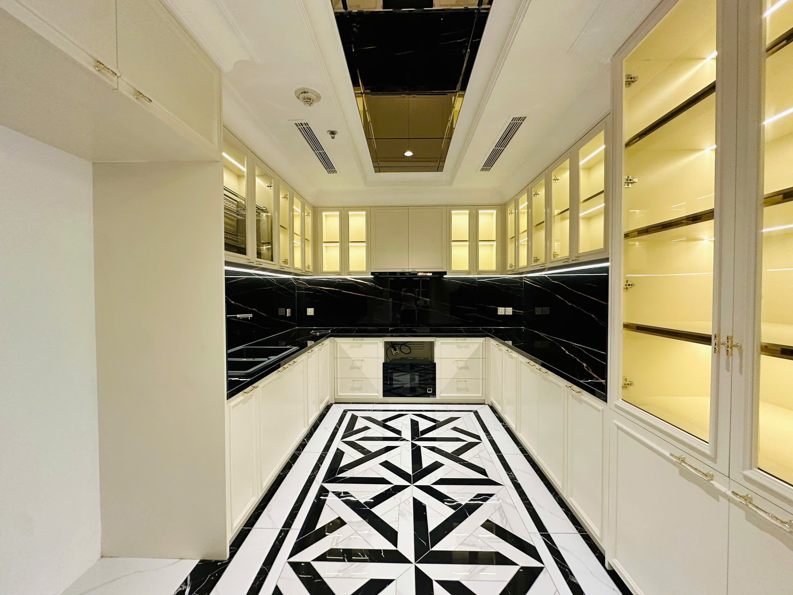 VINCOM DONG KHOI, DISTRICT 1, 3 BEDROOMS, FULLY FURNISHED image