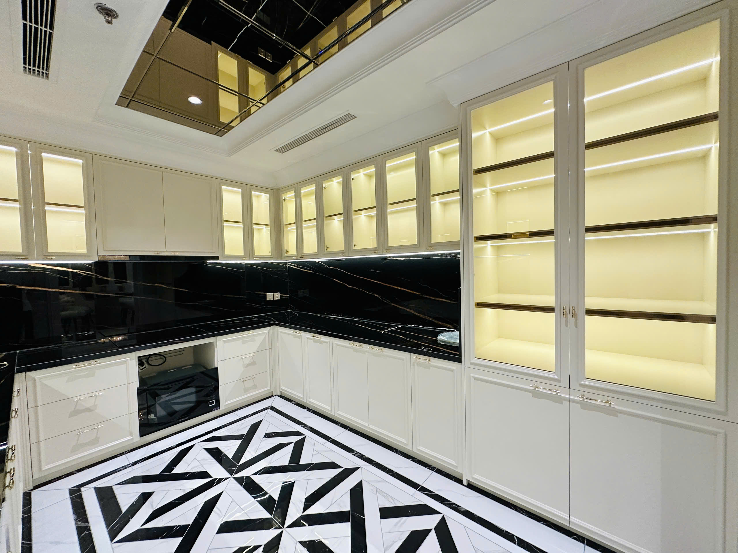 VINCOM DONG KHOI, DISTRICT 1, 3 BEDROOMS, FULLY FURNISHED image