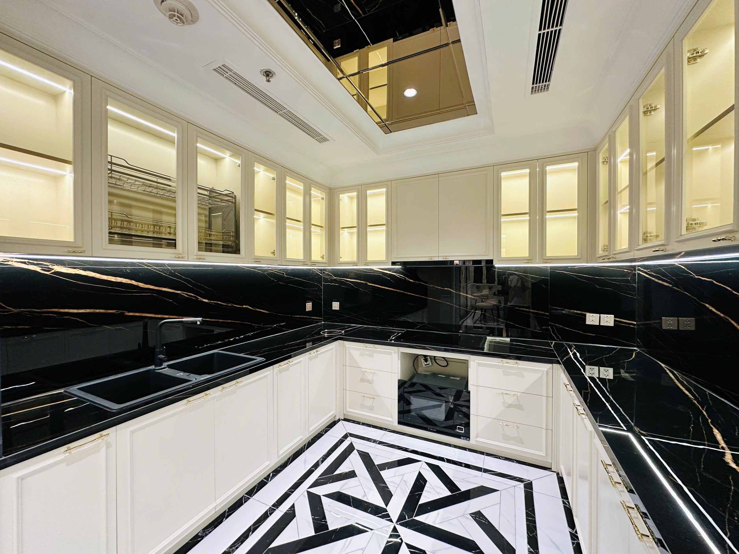 VINCOM DONG KHOI, DISTRICT 1, 3 BEDROOMS, FULLY FURNISHED image