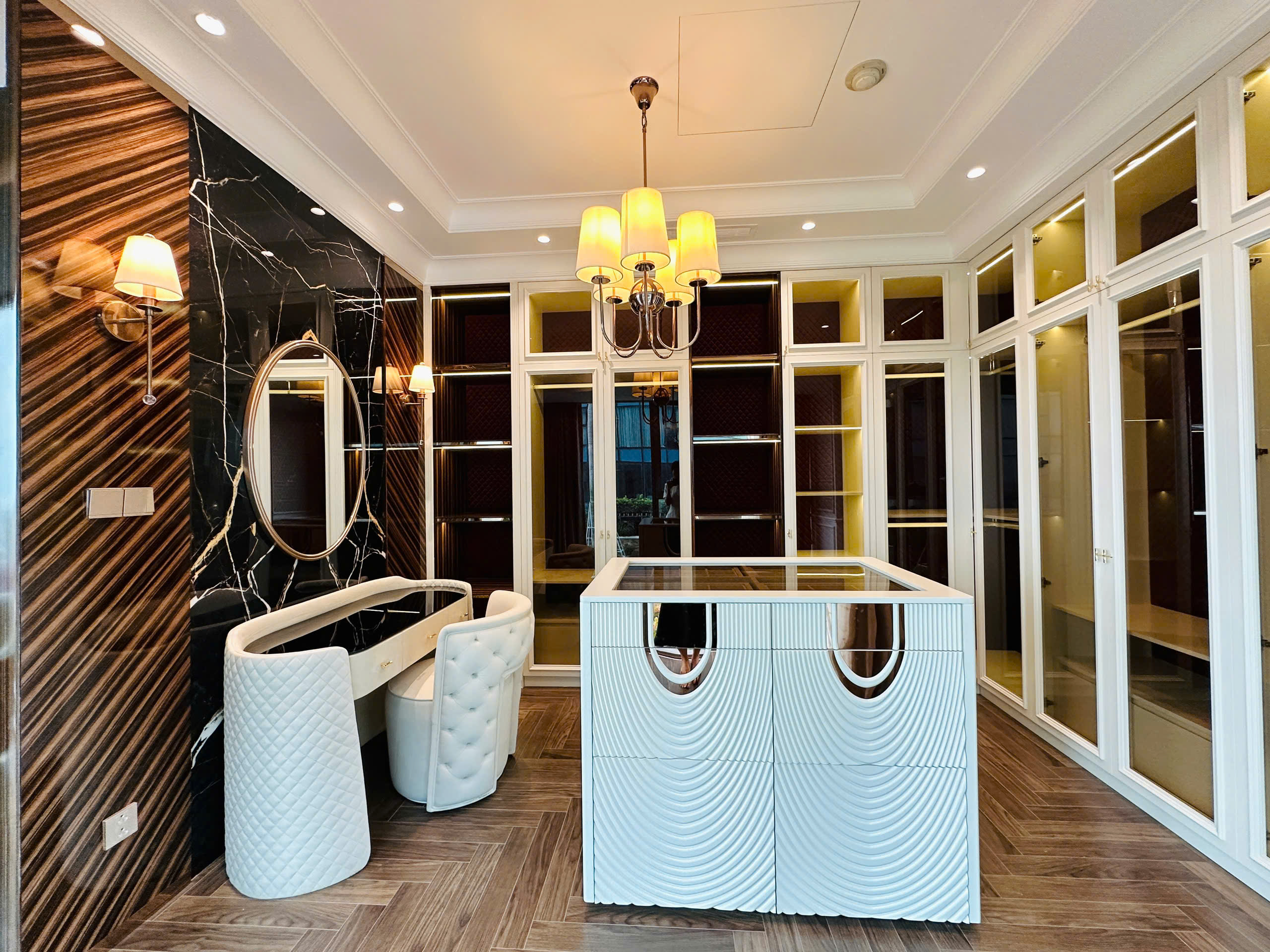 VINCOM DONG KHOI, DISTRICT 1, 3 BEDROOMS, FULLY FURNISHED image