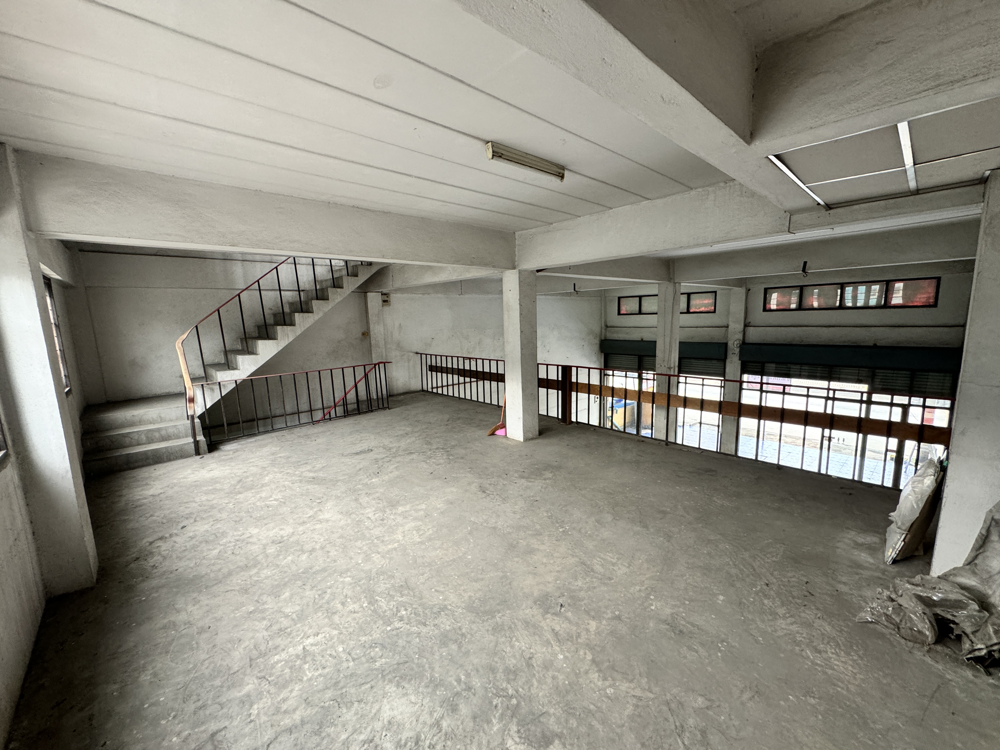 ขายอาคารพาณิชย์ 3.5 ชั้น  2 คูหา 32 ตร.ว.  ซอย. นาวงประชาพัฒนา  แขวงสีกัน เขตดอนเมือง image