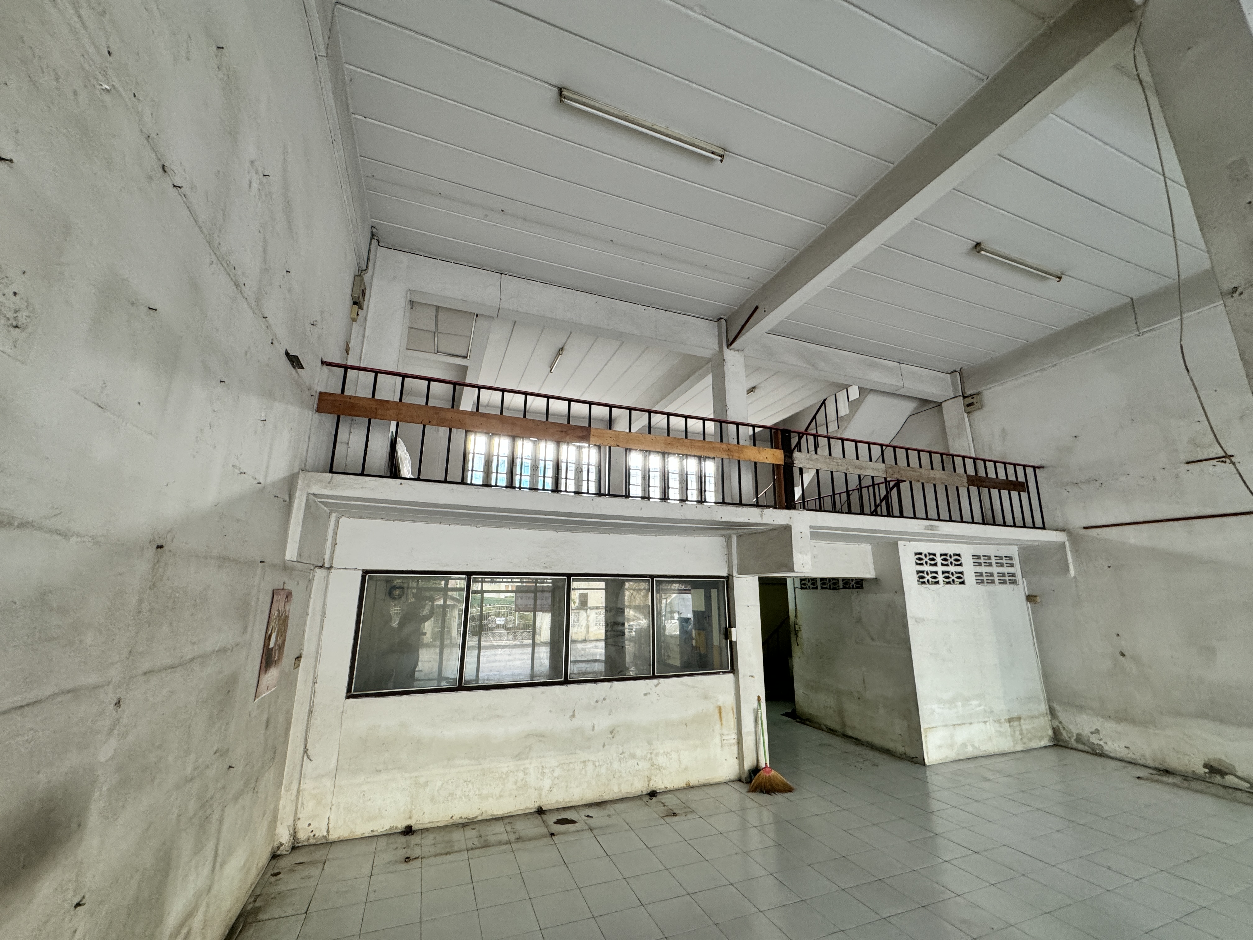 ขายอาคารพาณิชย์ 3.5 ชั้น  2 คูหา 32 ตร.ว.  ซอย. นาวงประชาพัฒนา  แขวงสีกัน เขตดอนเมือง image