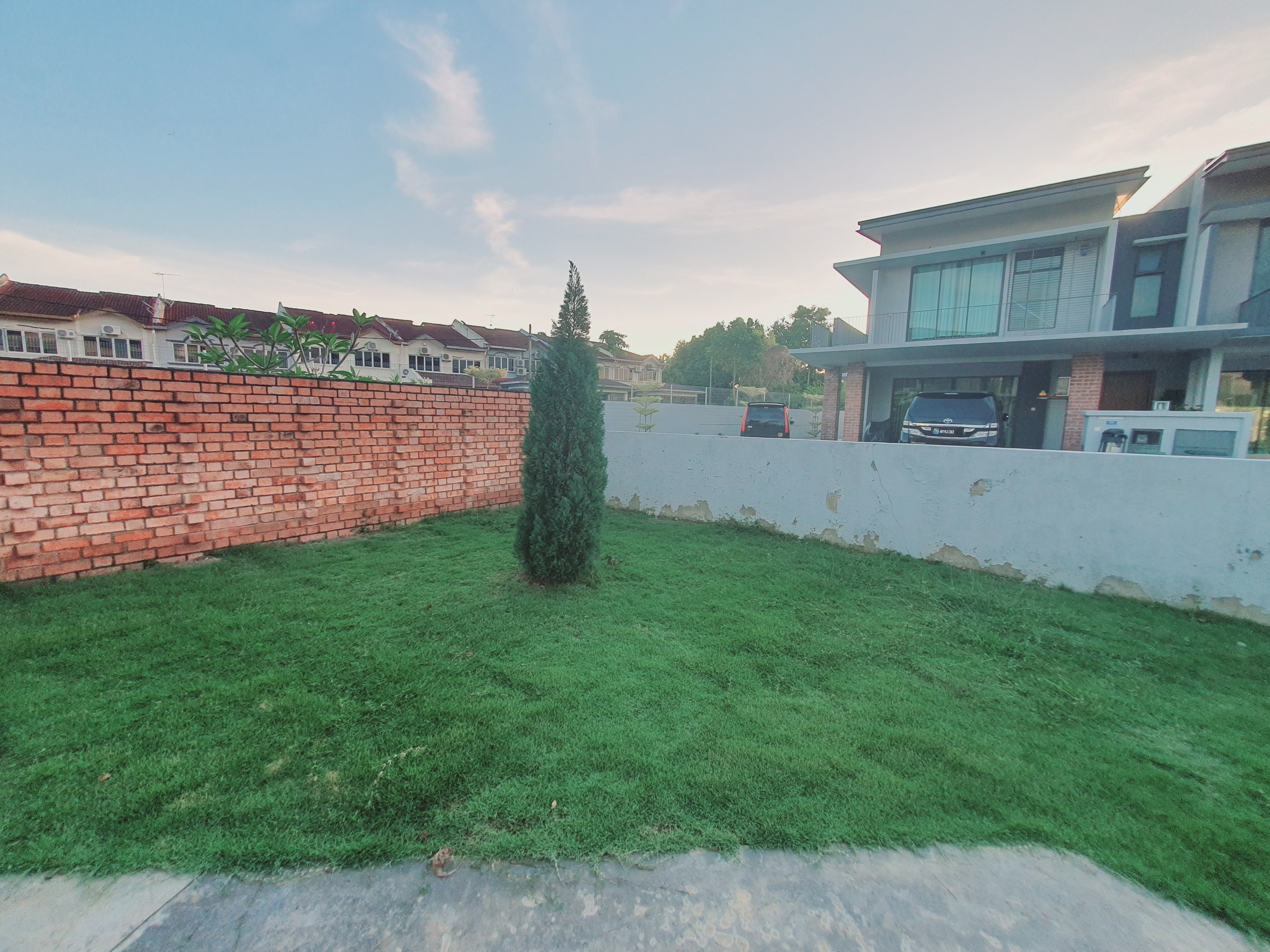 Super Nice Comfort Freehold 2 Sty Corner Lot Semi D Paya Emas Cheng  image