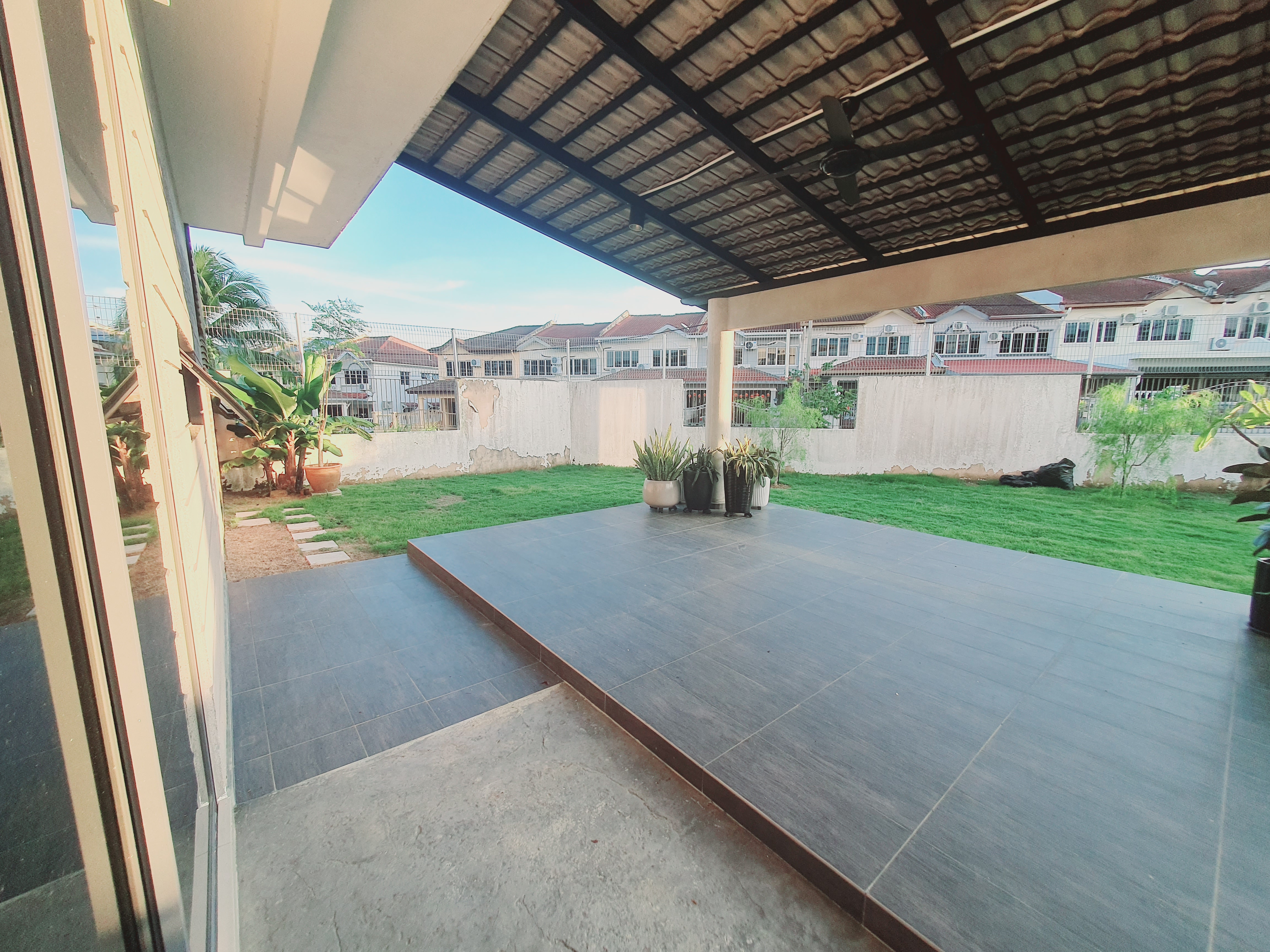 Super Nice Comfort Freehold 2 Sty Corner Lot Semi D Paya Emas Cheng  image