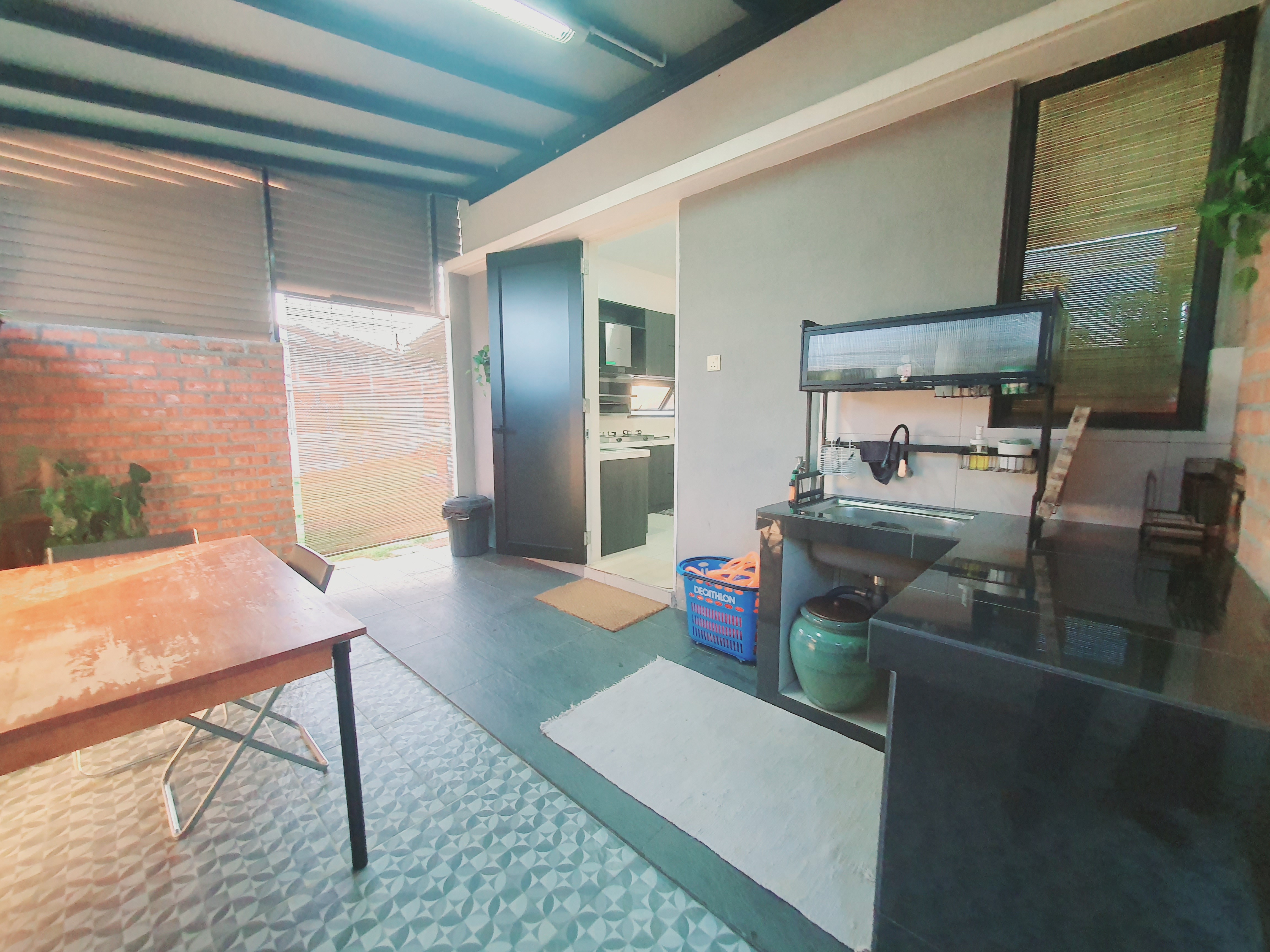 Super Nice Comfort Freehold 2 Sty Corner Lot Semi D Paya Emas Cheng  image