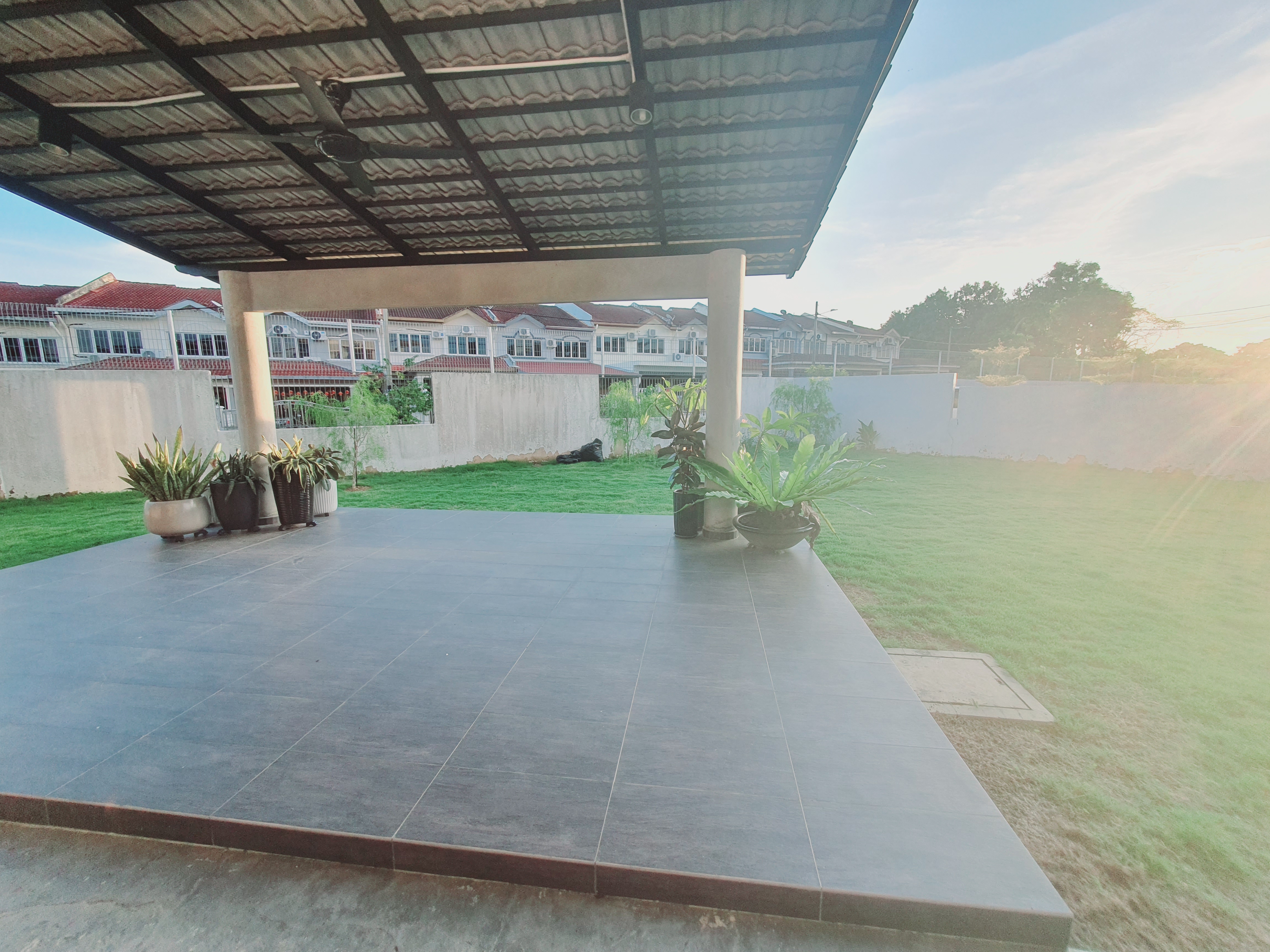 Super Nice Comfort Freehold 2 Sty Corner Lot Semi D Paya Emas Cheng  image