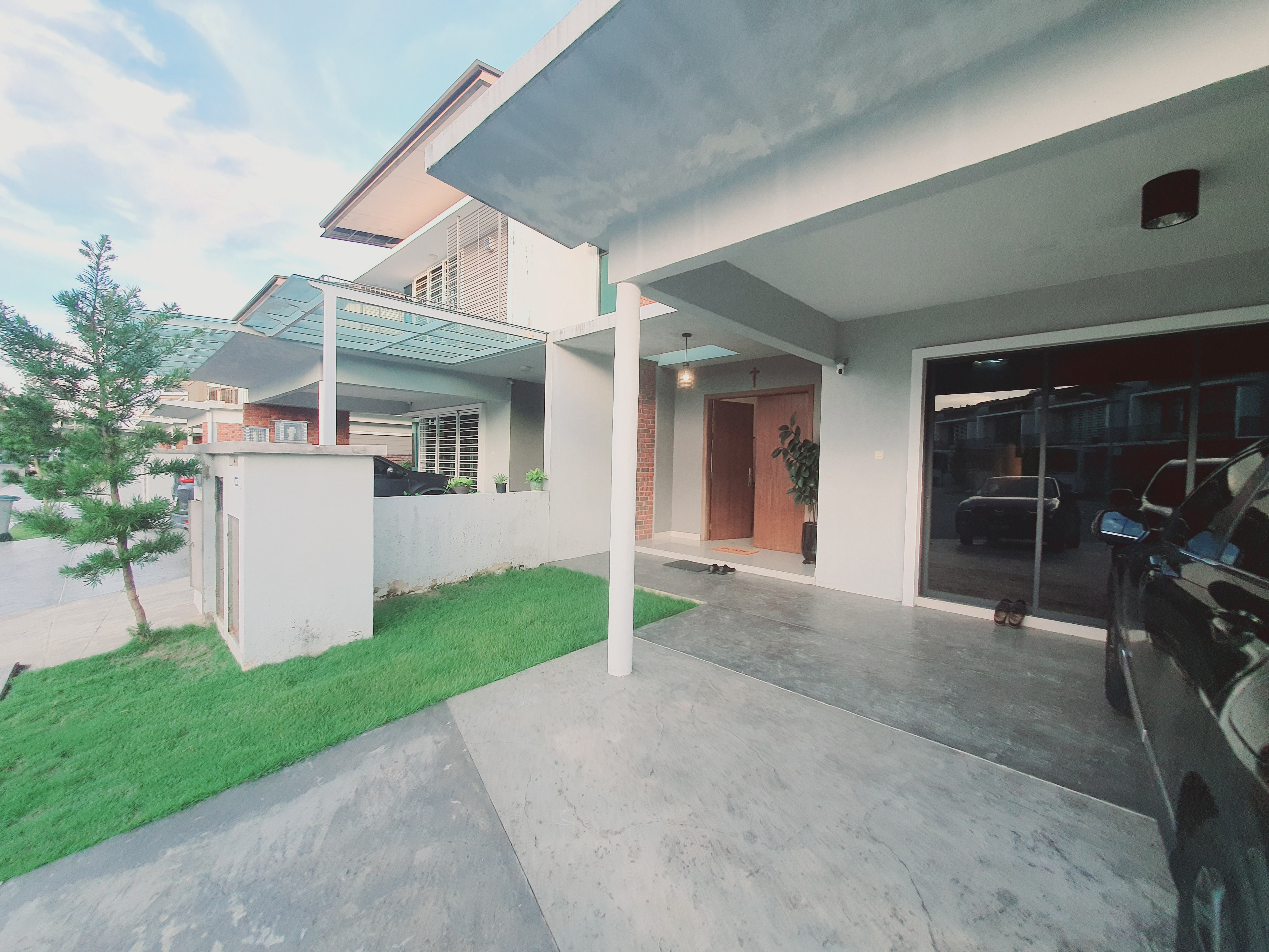 Super Nice Comfort Freehold 2 Sty Corner Lot Semi D Paya Emas Cheng  image