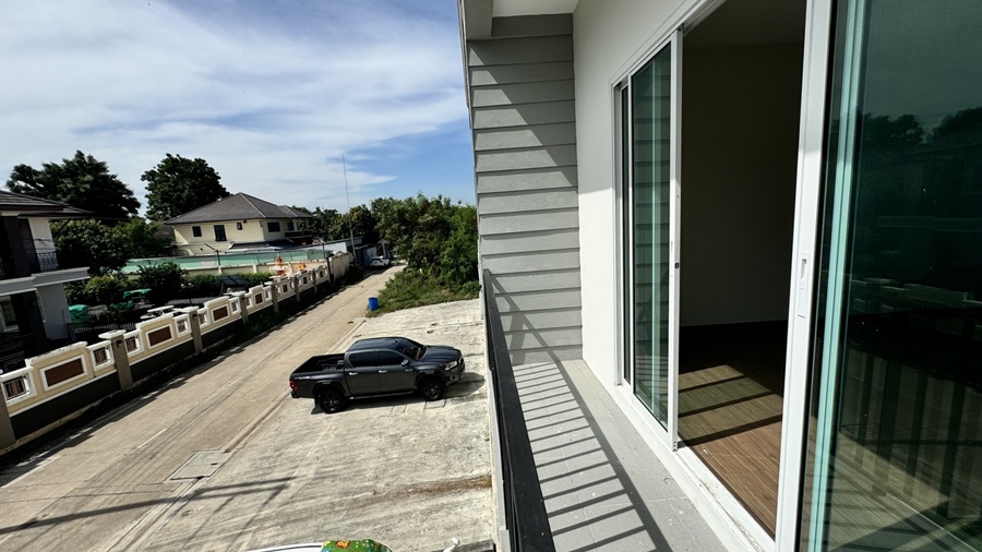 For Sale: Brand New Commercial Building (Never Occupied), 3-Story Townhome Style, Lam Luk Ka Khlong 4, Rangsit, Pathum Thani image
